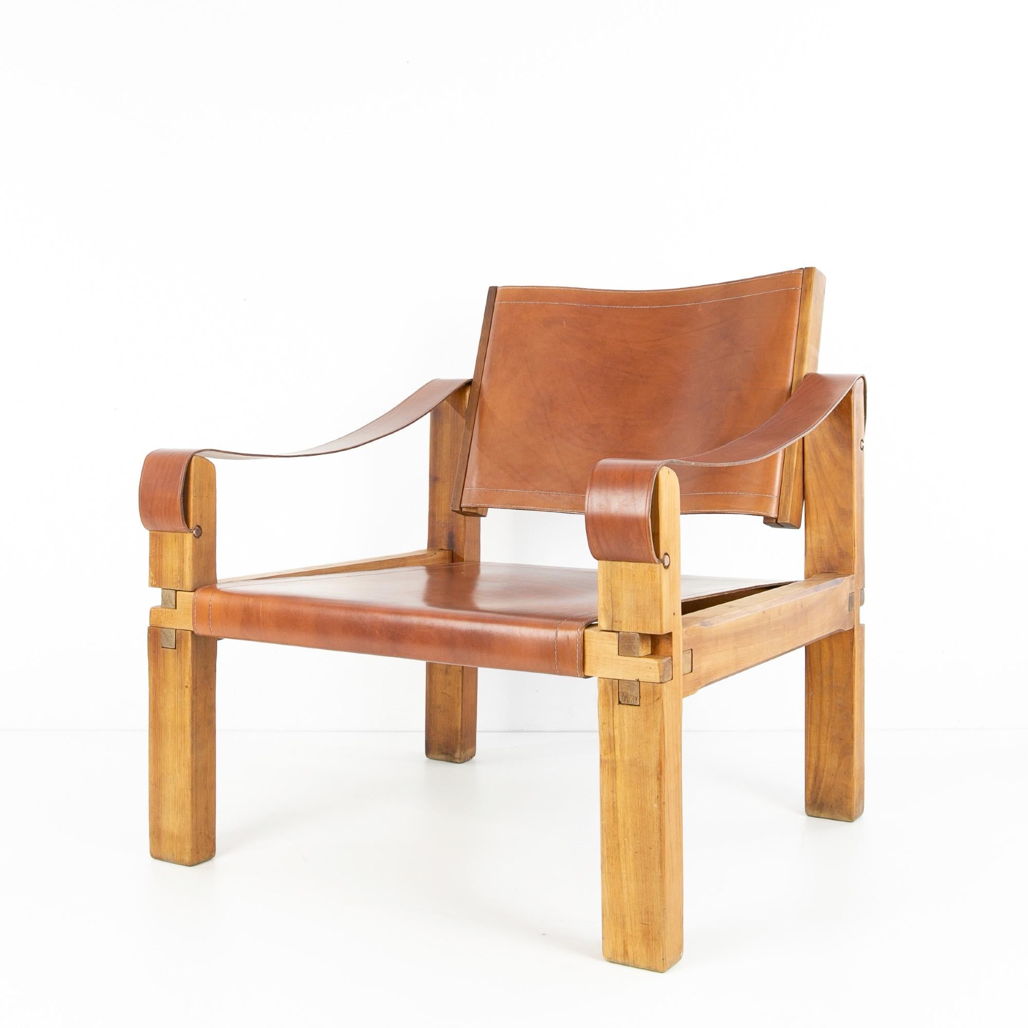 Vintage finely proportioned S10 or so called Sahara elmwood and leather armchair designed and manufactured by Pierre Chapo (France),
circa 1960.
Smart construction, very nice proportions
Piqures Sellier natural leather
The wood structure has a