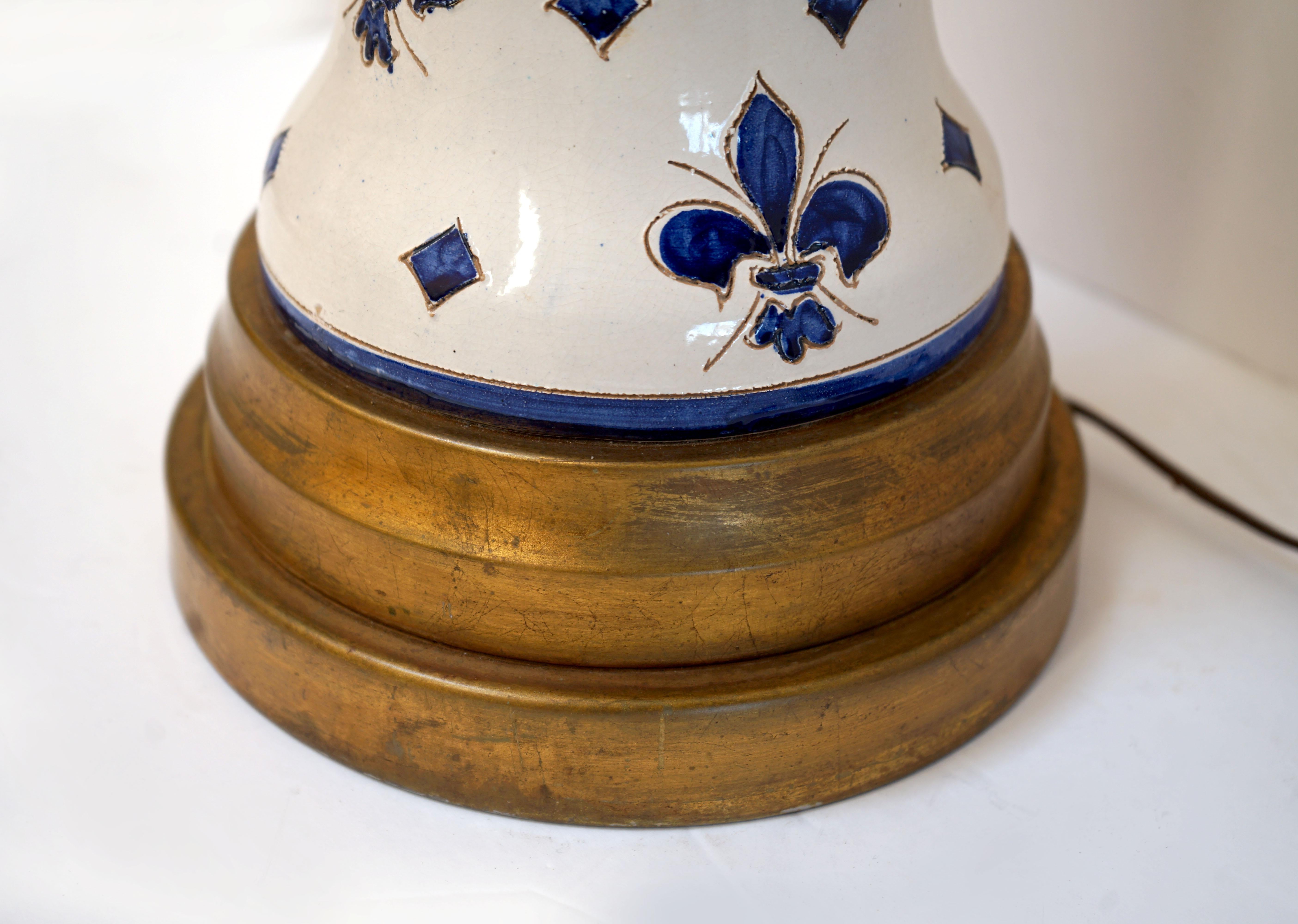 Provincial français Lampe de bureau française en céramique bleue et blanche de style Delft en vente