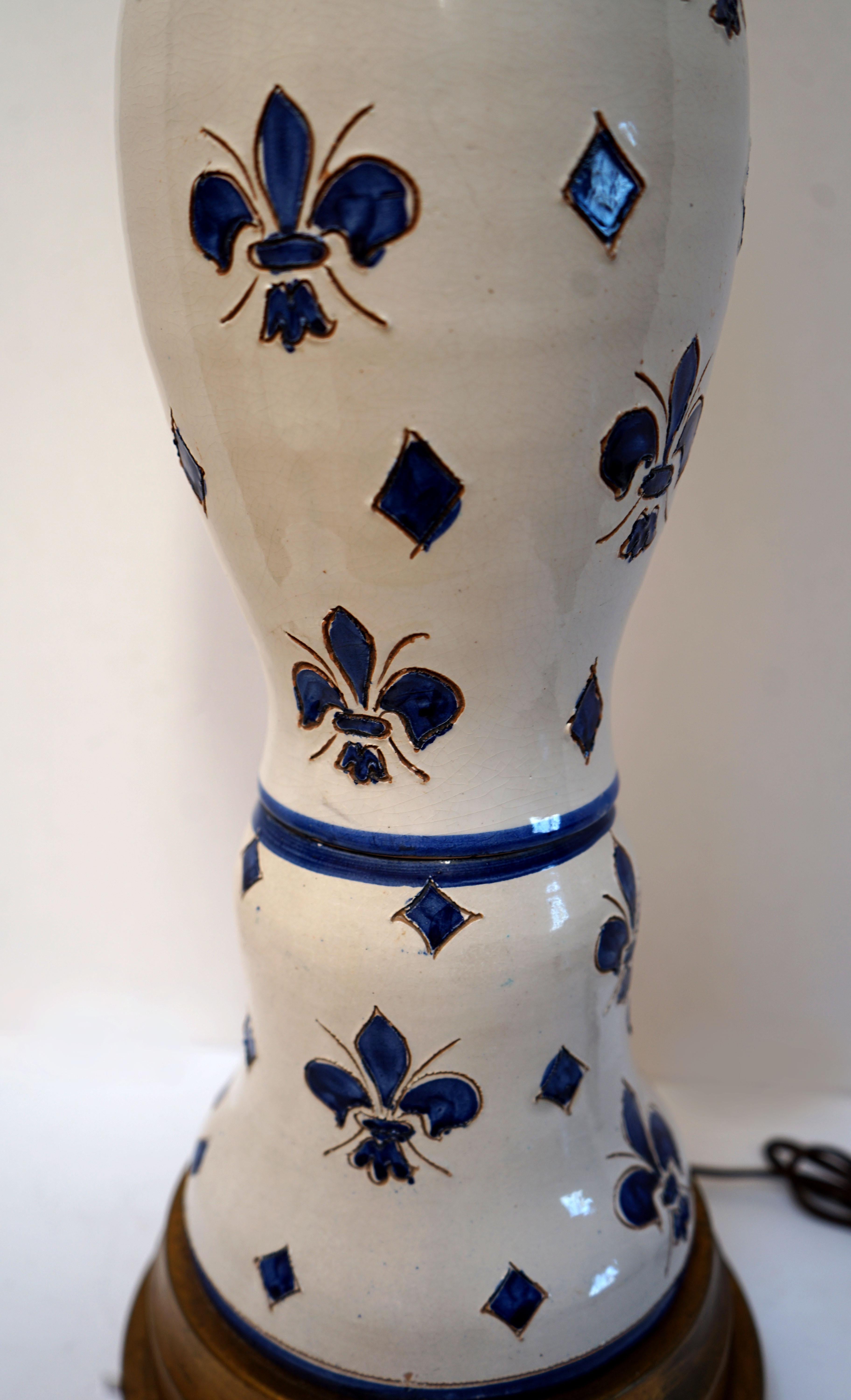 Peint à la main Lampe de bureau française en céramique bleue et blanche de style Delft en vente