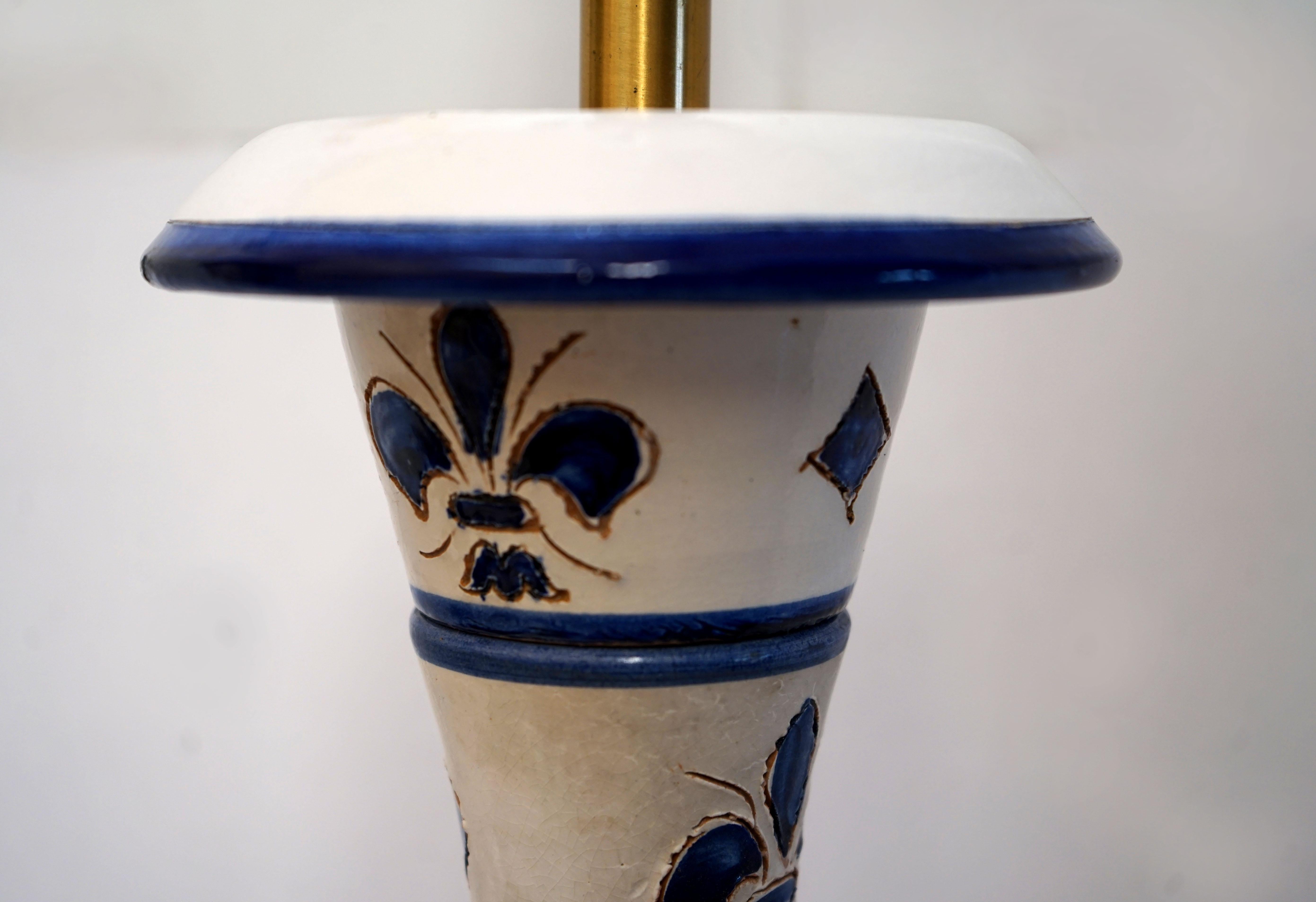 20ième siècle Lampe de bureau française en céramique bleue et blanche de style Delft en vente