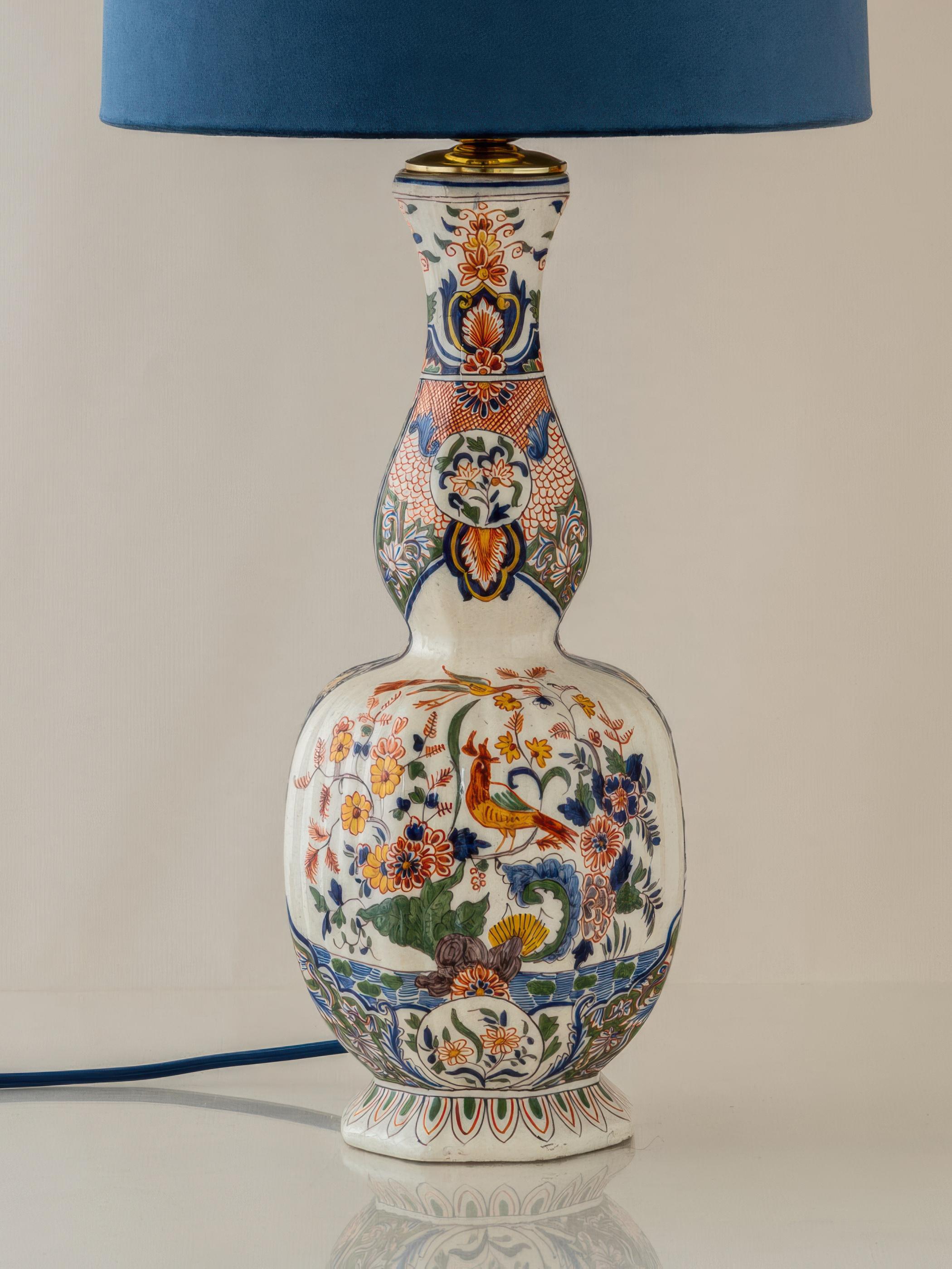 Cineserie Lampada da tavolo in maiolica francese, stile Delft con motivo di uccelli e fiori, 1900 in vendita