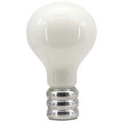 Lampe de table française « Delmas » à ampoule, en verre opalin et chrome, années 1970