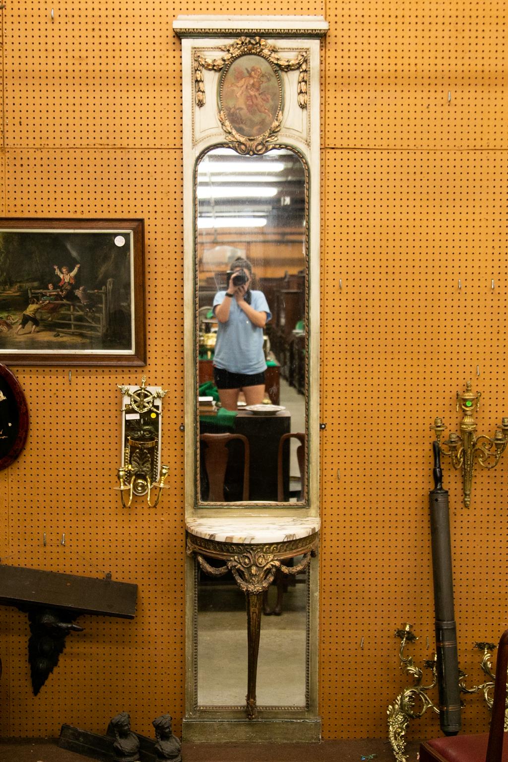 Dieser Spiegel hat ein Gesims aus Eiern und Abnähern über einer oberen Kartusche, die mit fliegenden Amoretten bemalt ist, umrahmt von floral geschnitzten Schwänzen. Der obere Spiegel ist mit einem sich wiederholenden geschnitzten Spiegel umrahmt.