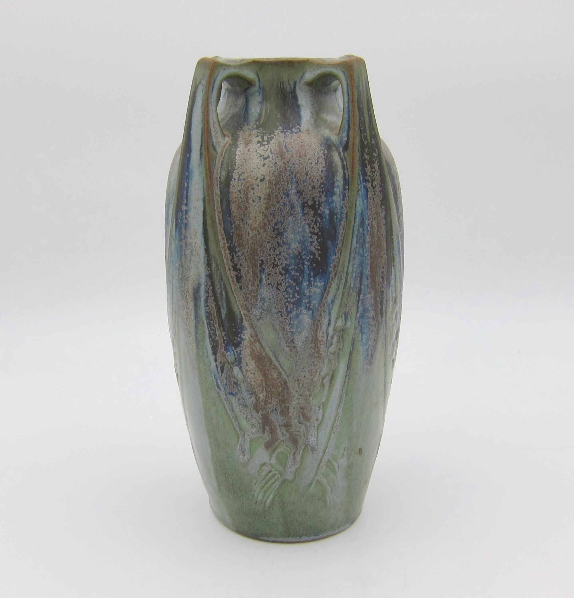 Vase en poterie française de style Art nouveau de la Société Denert et Balichon, connue sous le nom de Denbac Pottery of Vierzon, datant d'environ 1930. Les émaux des grès flammés de Denbac sont uniques pour chaque pièce ; ce récipient est décoré
