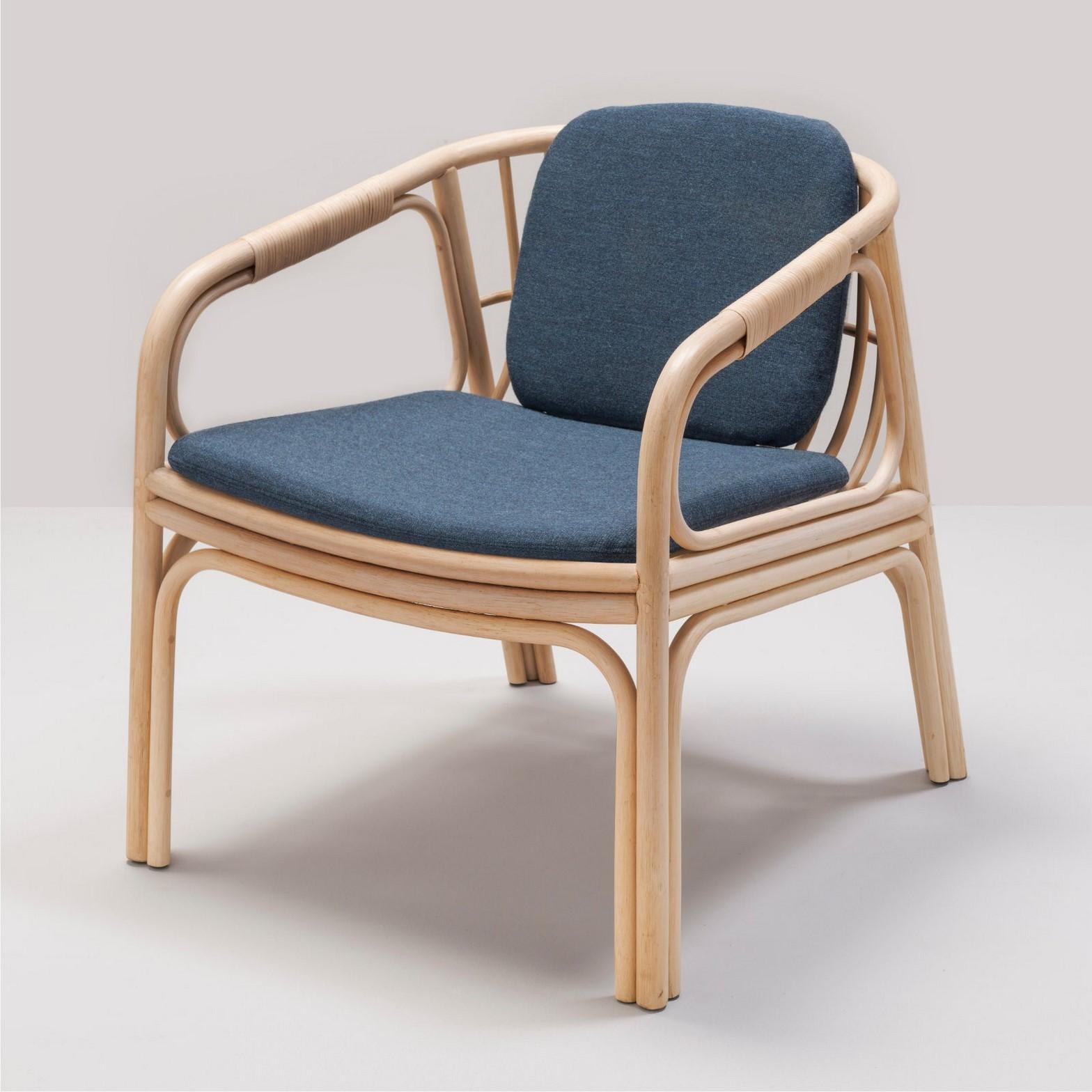 Combining modernity and tradition, design lines, graphic and timelessness this armchair is composed of a robust rattan and airy structure with fabric cushions.