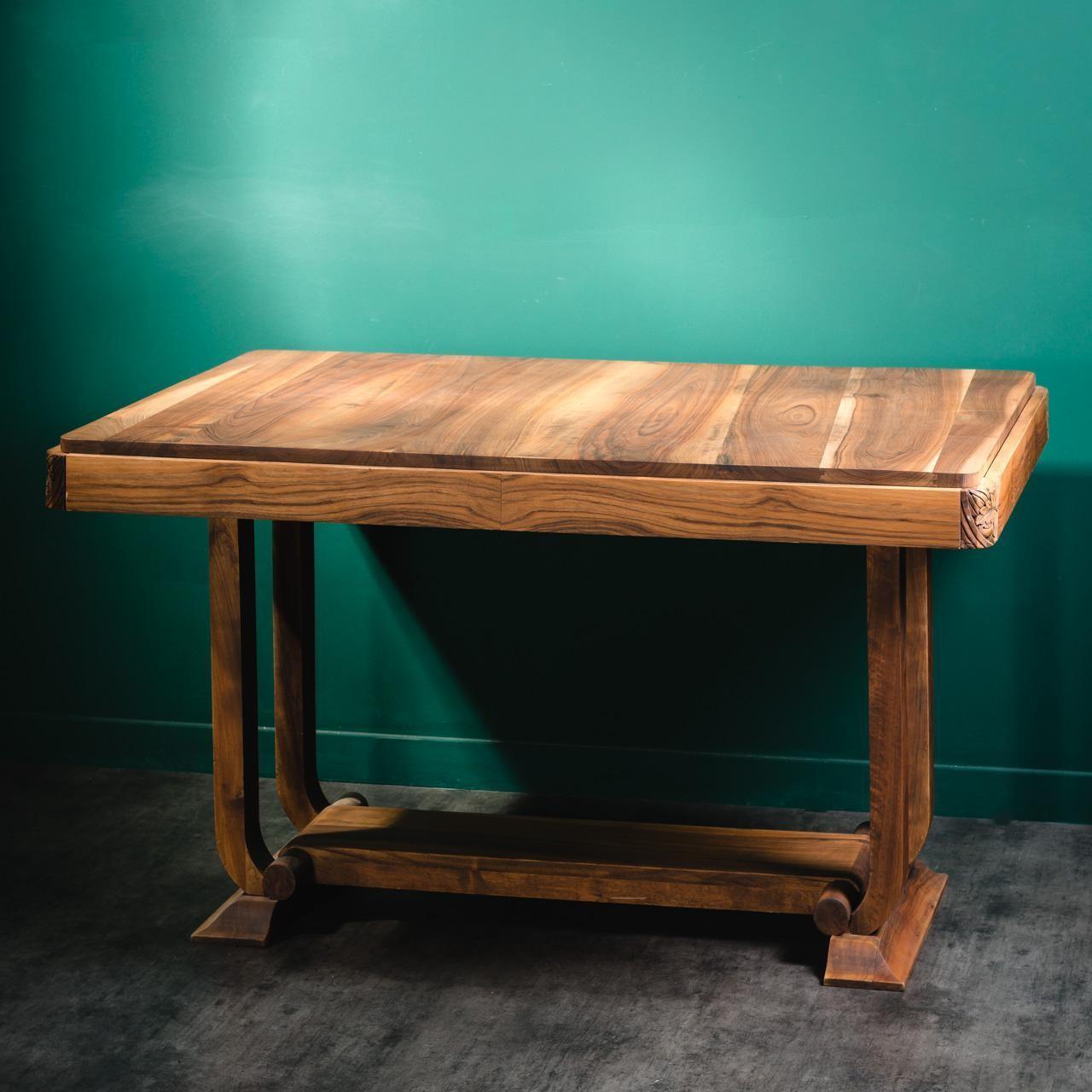 Französischer Art-Déco-Tisch aus Nussbaumholz aus den 1930er Jahren. Er ist ideal als Esstisch, aber auch als Bürotisch geeignet.