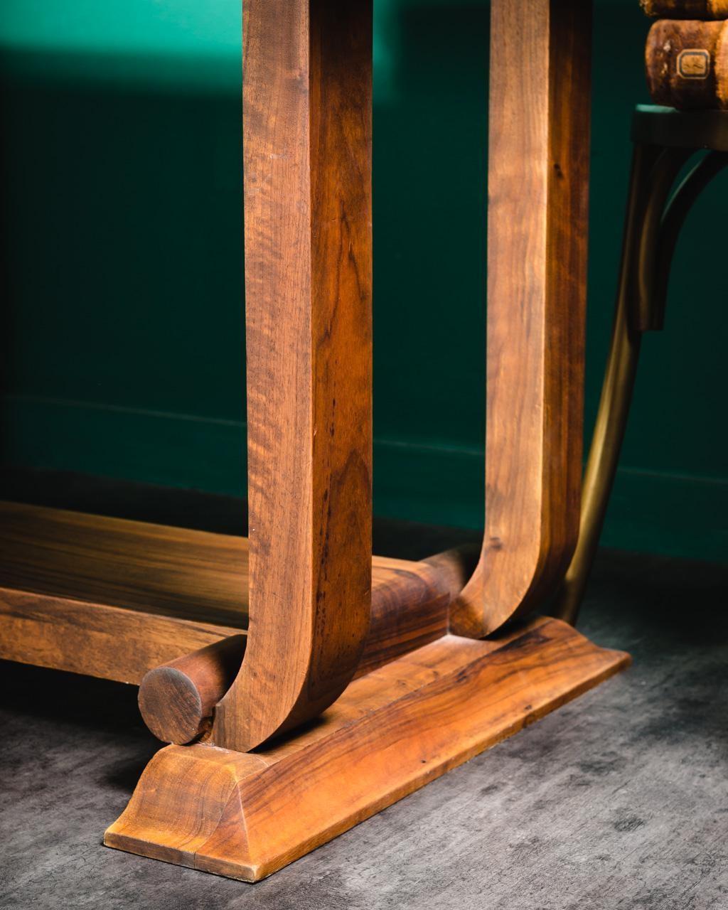 Art-déco-Tisch aus Nussbaumholz im französischen Stil im Zustand „Hervorragend“ in Tourcoing, FR
