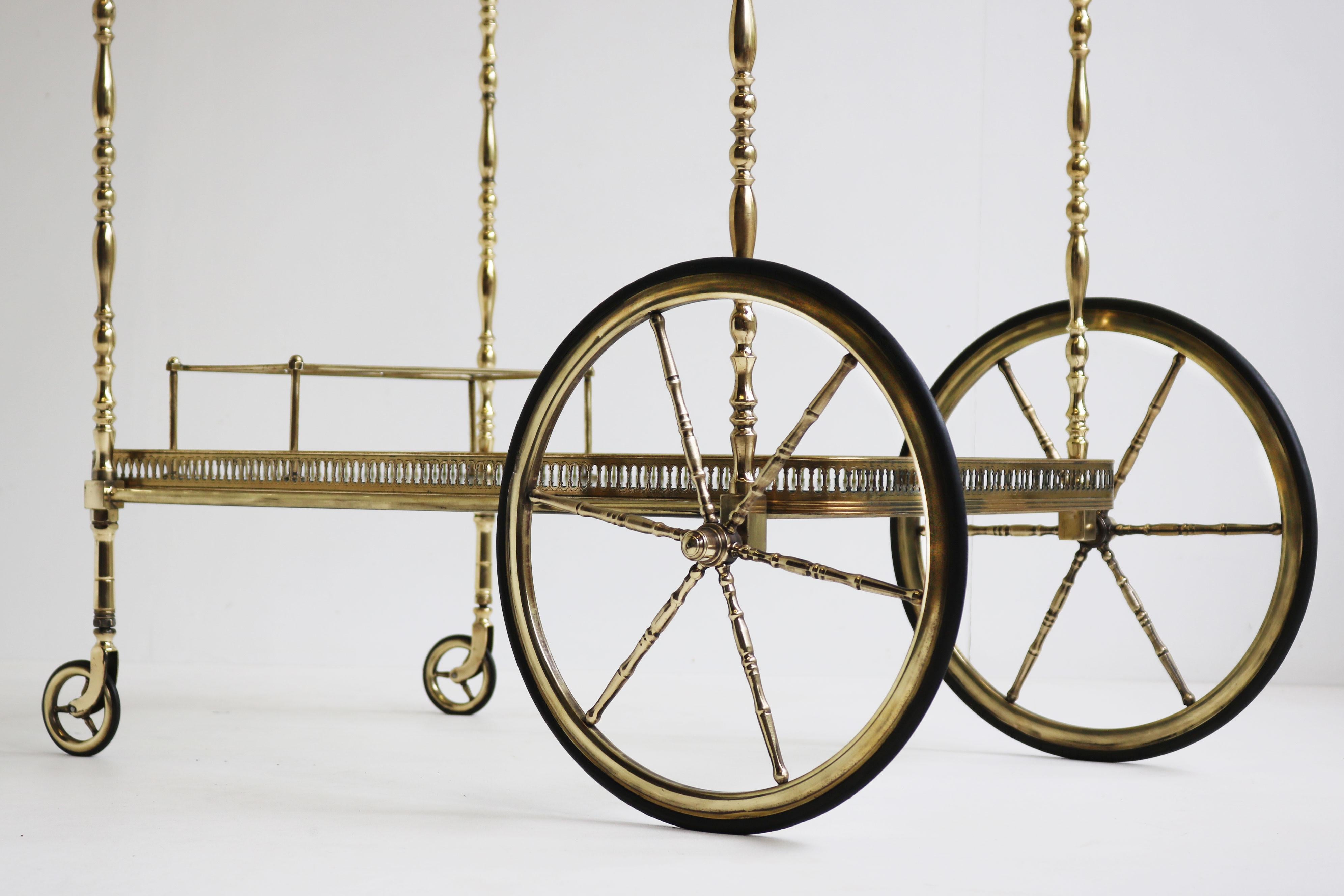 French Design Bar Cart by Maison Bagues 1940 Brass classical serving trolley en venta 2