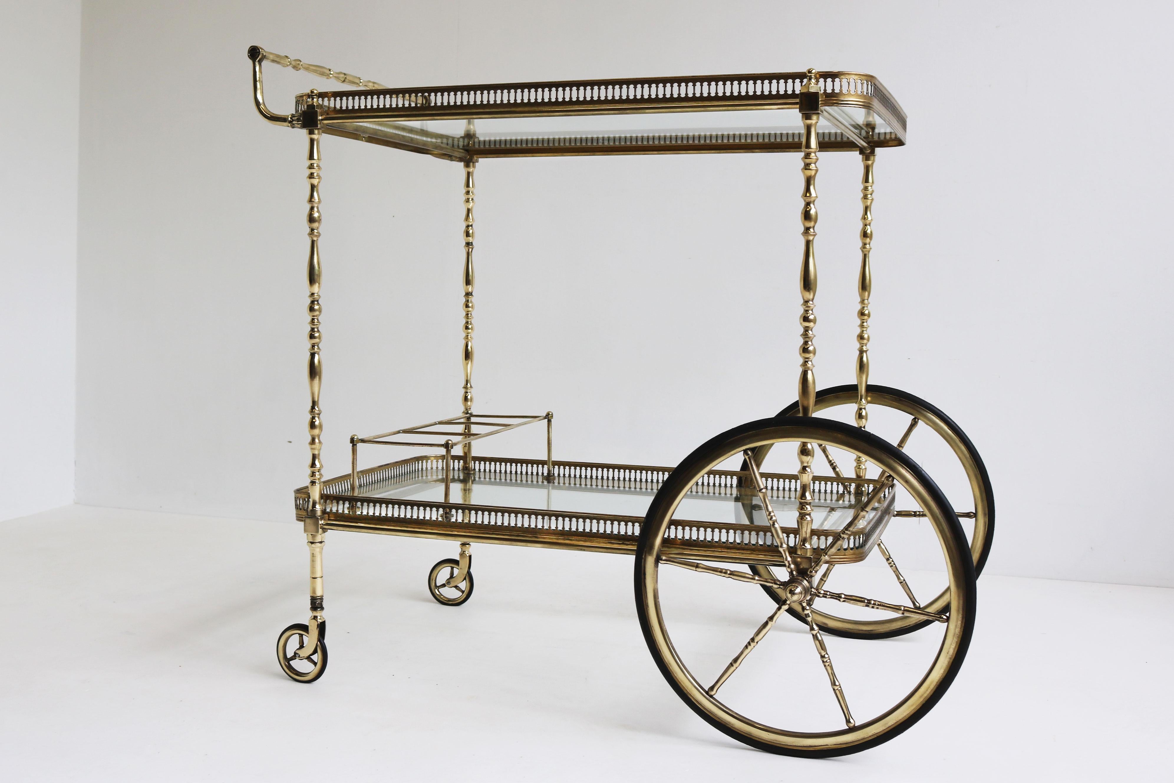French Design Bar Cart by Maison Bagues 1940 Brass classical serving trolley en venta 4