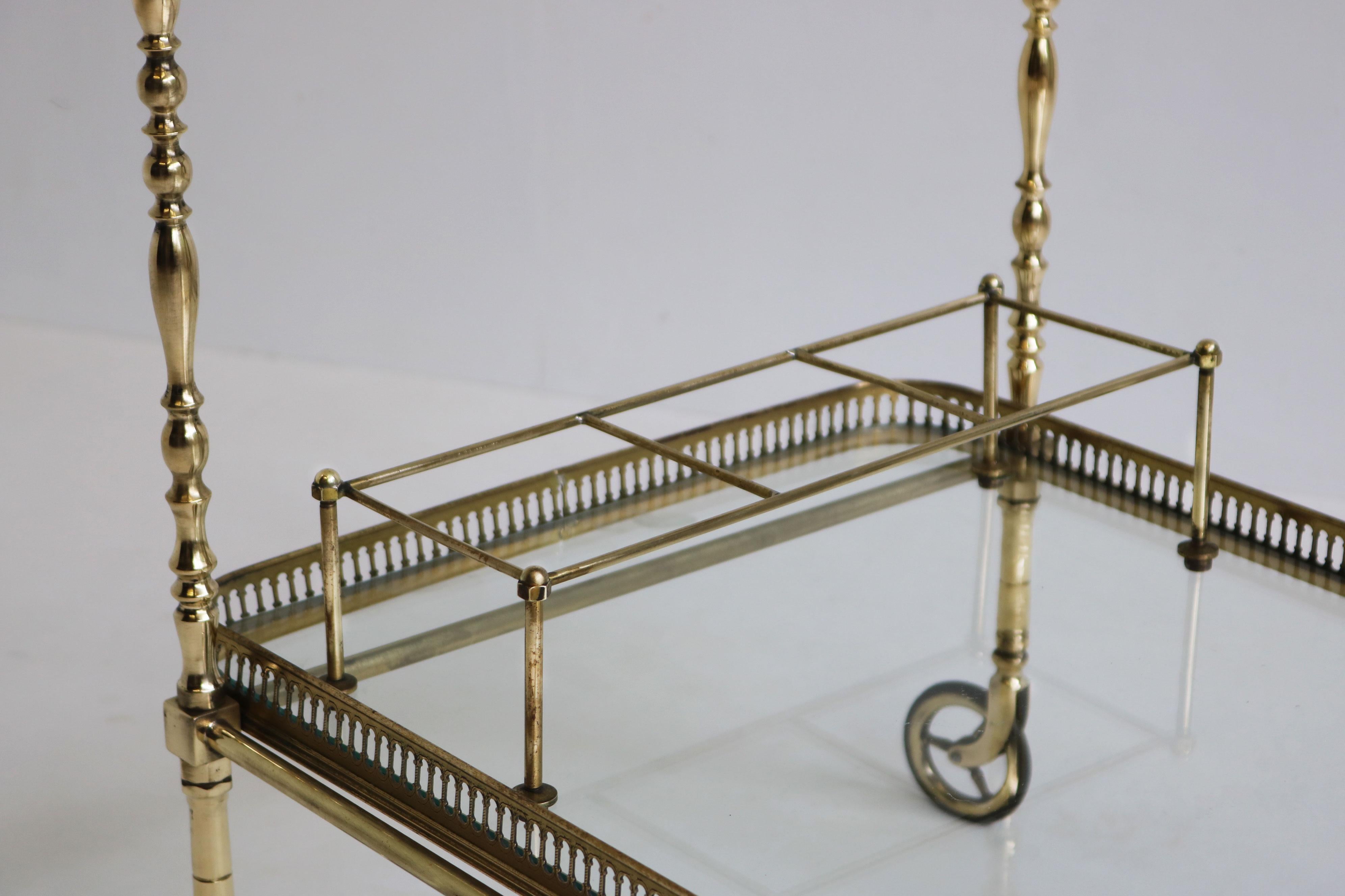 French Design Bar Cart by Maison Bagues 1940 Brass classical serving trolley Hecho a mano en venta