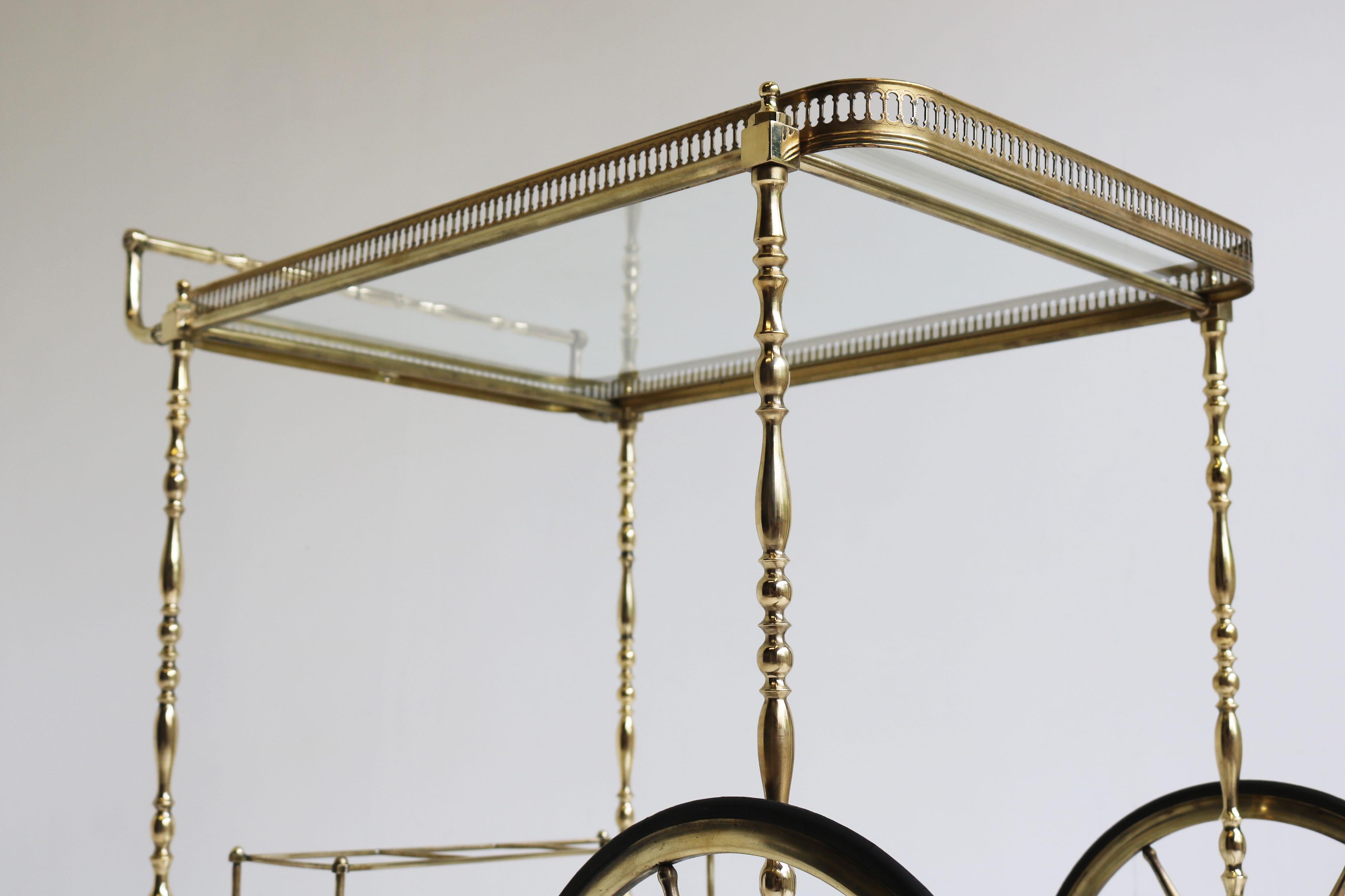 French Design Bar Cart by Maison Bagues 1940 Brass classical serving trolley en Bueno estado para la venta en Ijzendijke, NL