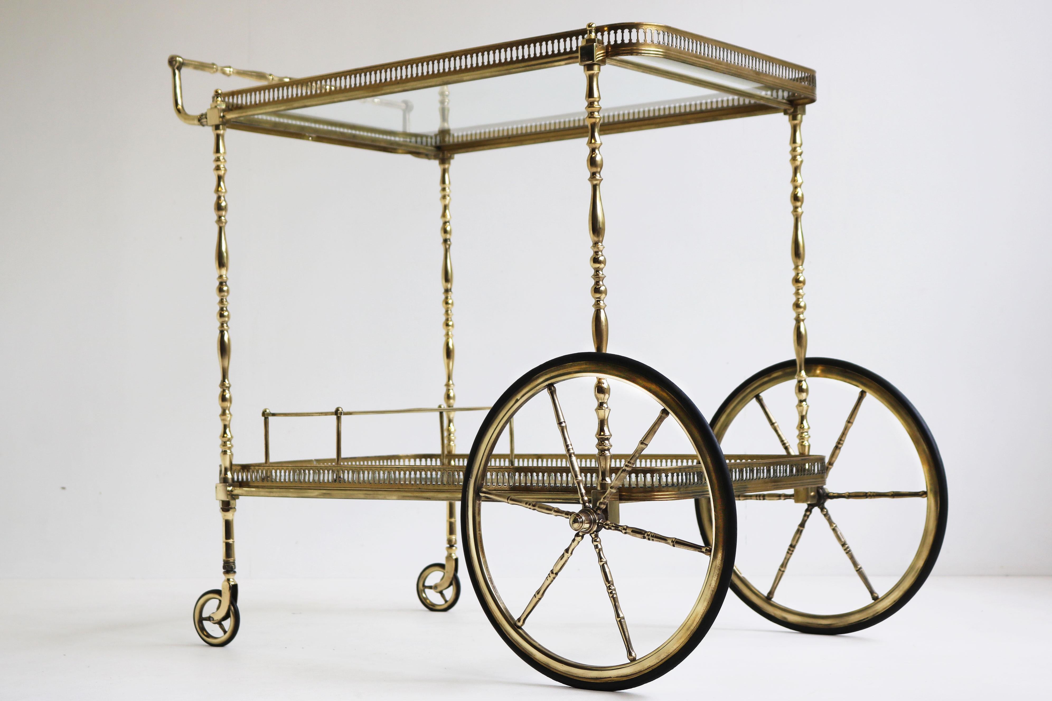 French Design Bar Cart by Maison Bagues 1940 Brass classical serving trolley mediados del siglo XX en venta