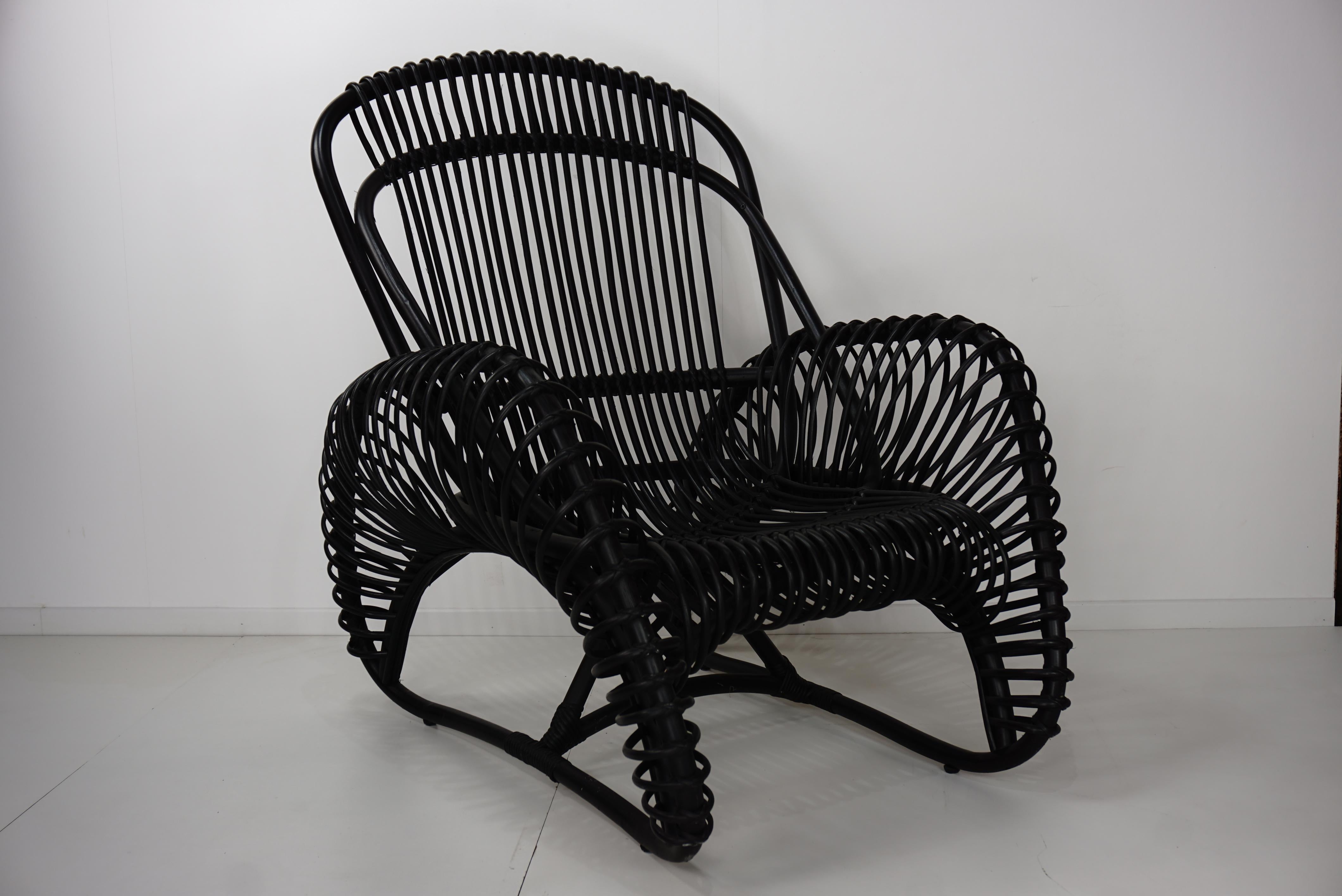 French design black rattan lounger armchair midcentury vintage look and resolutely contemporary, this lounger armchair in black lacquered rattan is wonderful, poetic and airy.