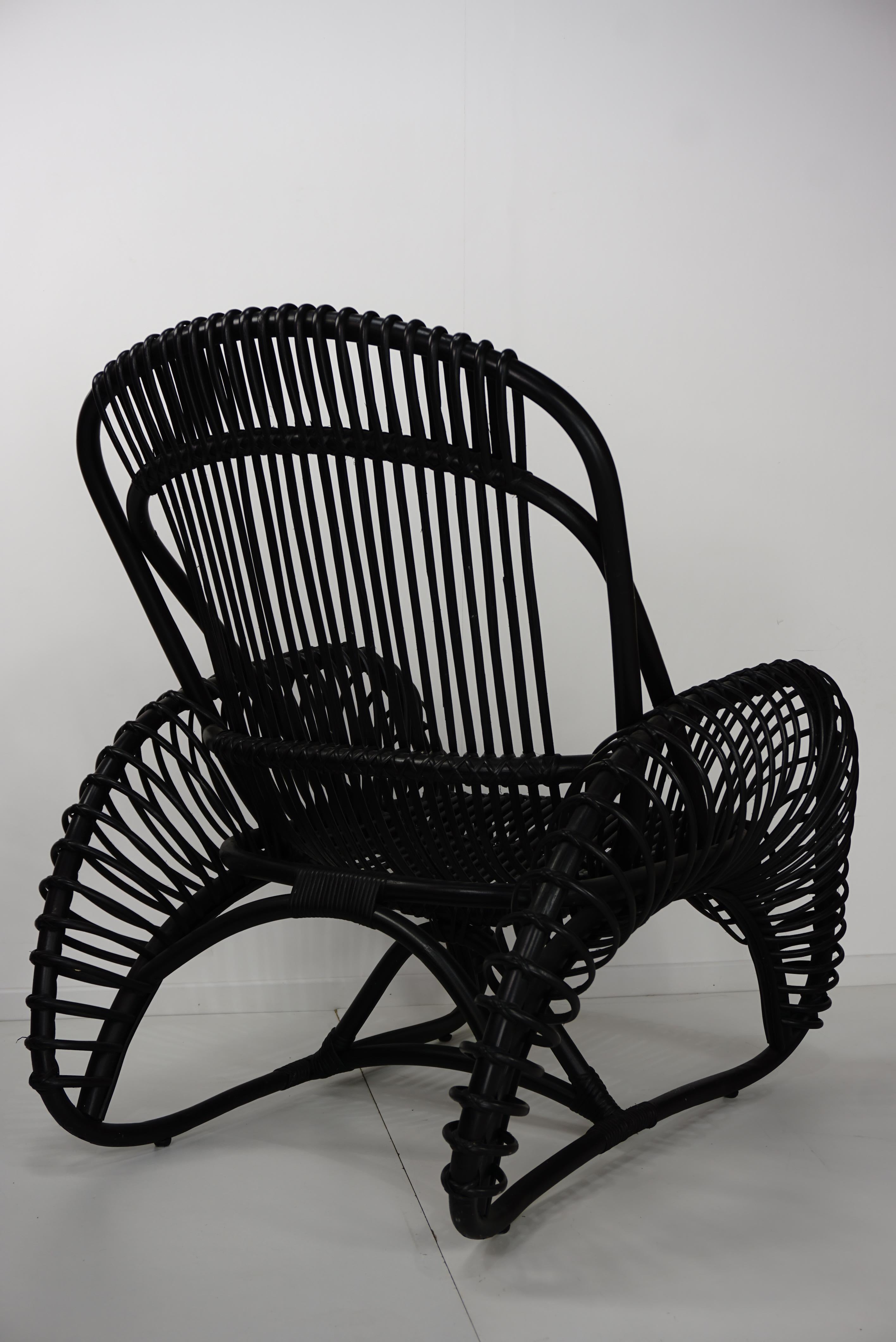 French Design Black Rattan Lounger Armchair In Excellent Condition For Sale In Tourcoing, FR
