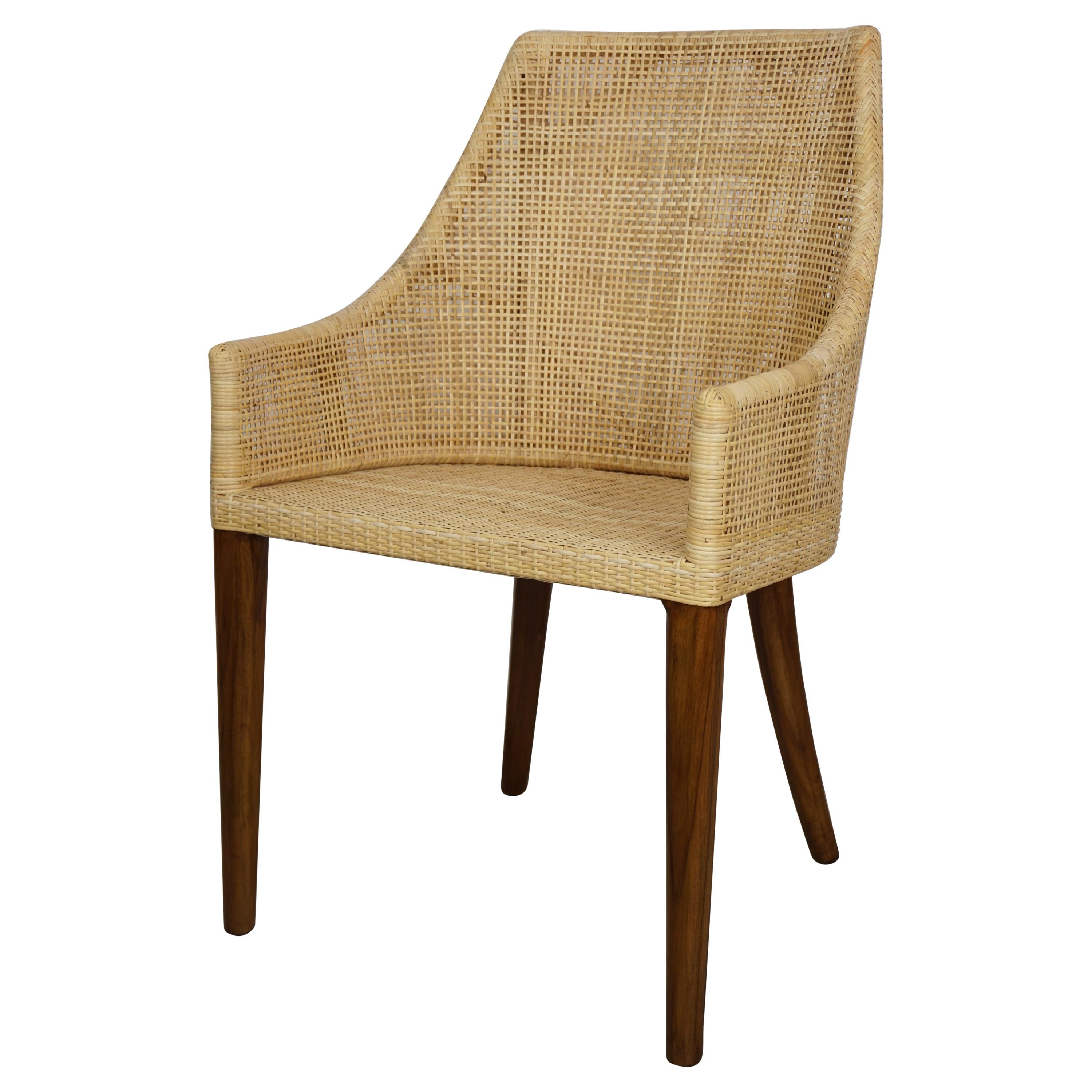 Elegant dining armchair with solid wood feet and braided rattan combining quality, robustness and class. Perfect on your terrace, in your veranda, your winter garden, around the dining table and even in your office! In excellent condition (new