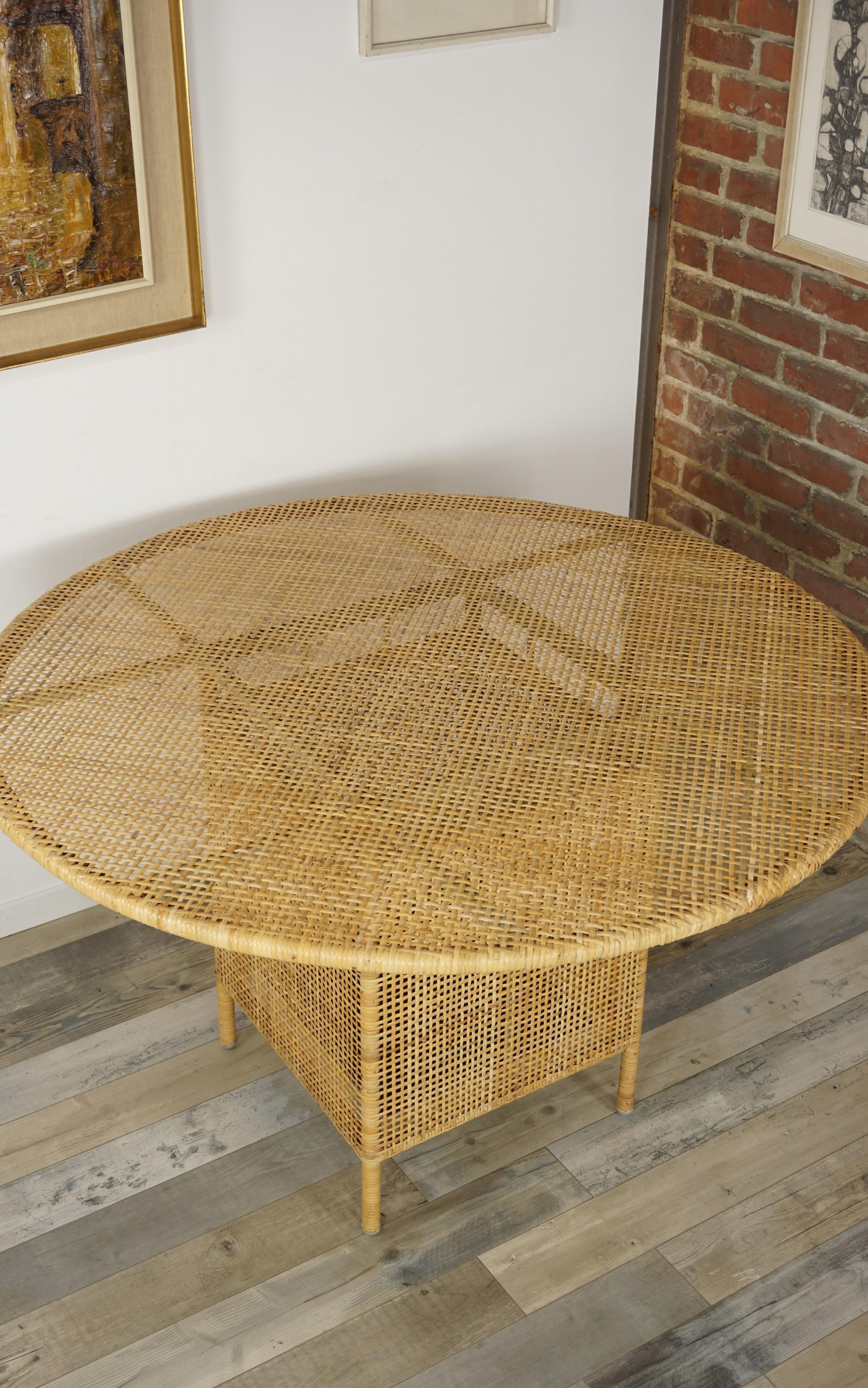Hollywood Regency French Design Braided Rattan Round Dining Table