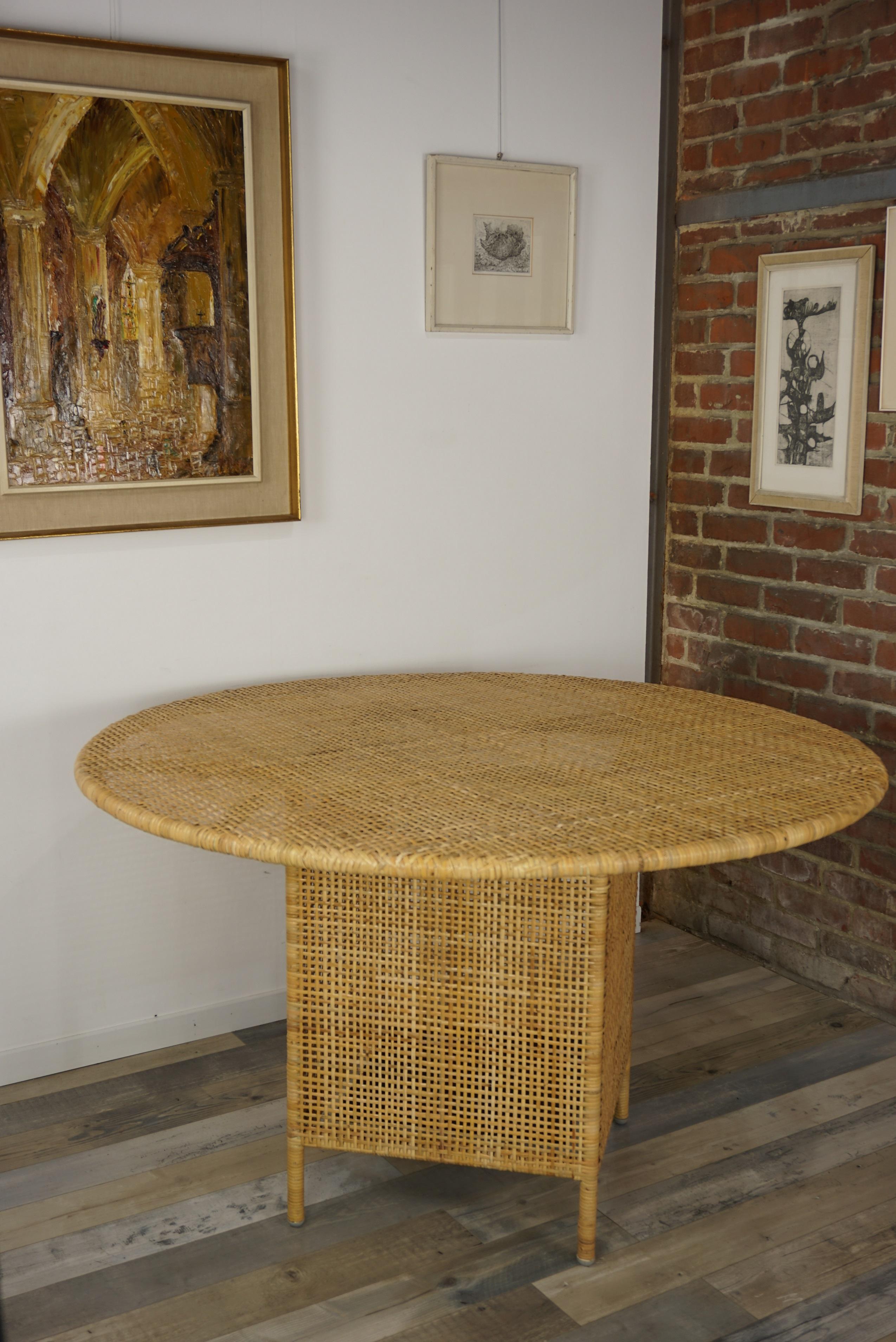 French Design Braided Rattan Round Dining Table In New Condition In Tourcoing, FR
