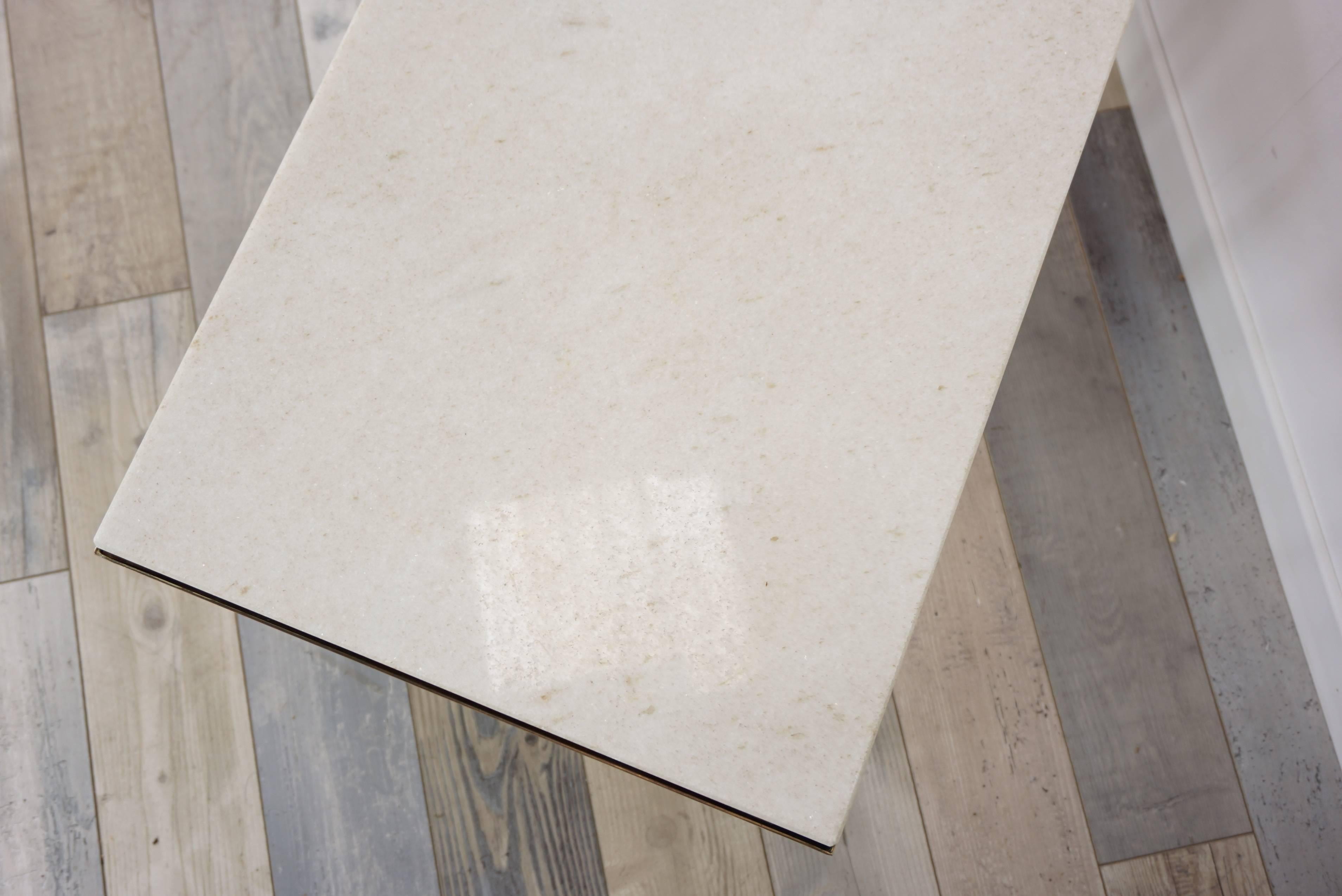 Set aus verschachtelten Tischen aus Messing und weißem Marmor im französischen Design im Angebot 4