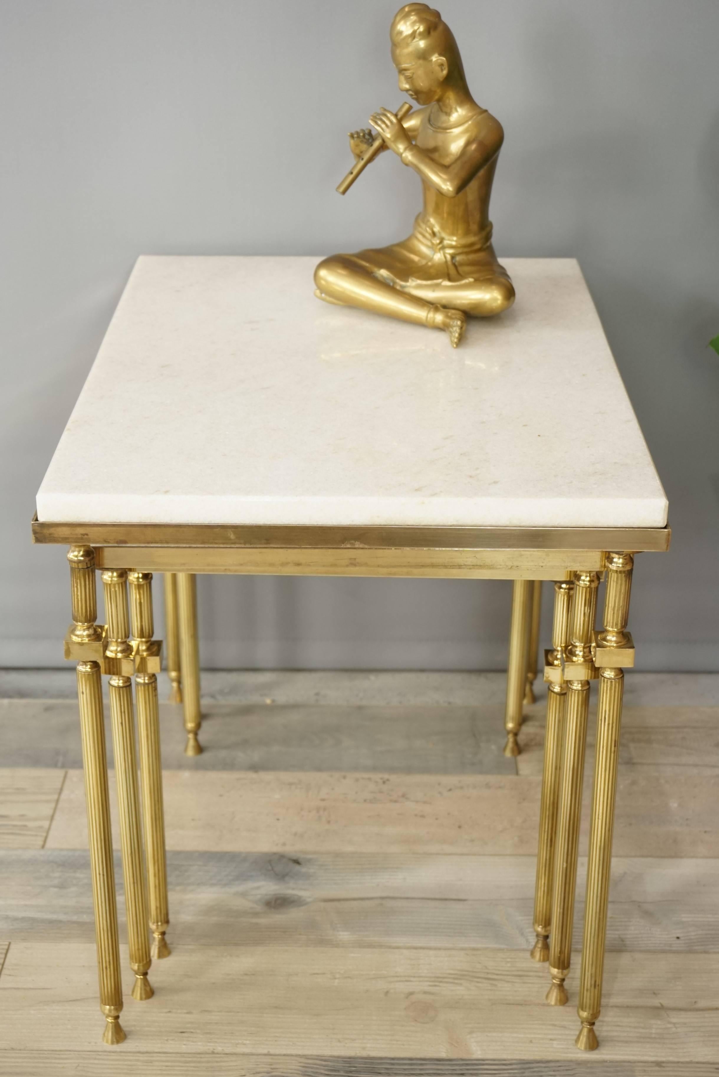 Set aus verschachtelten Tischen aus Messing und weißem Marmor im französischen Design im Angebot 9