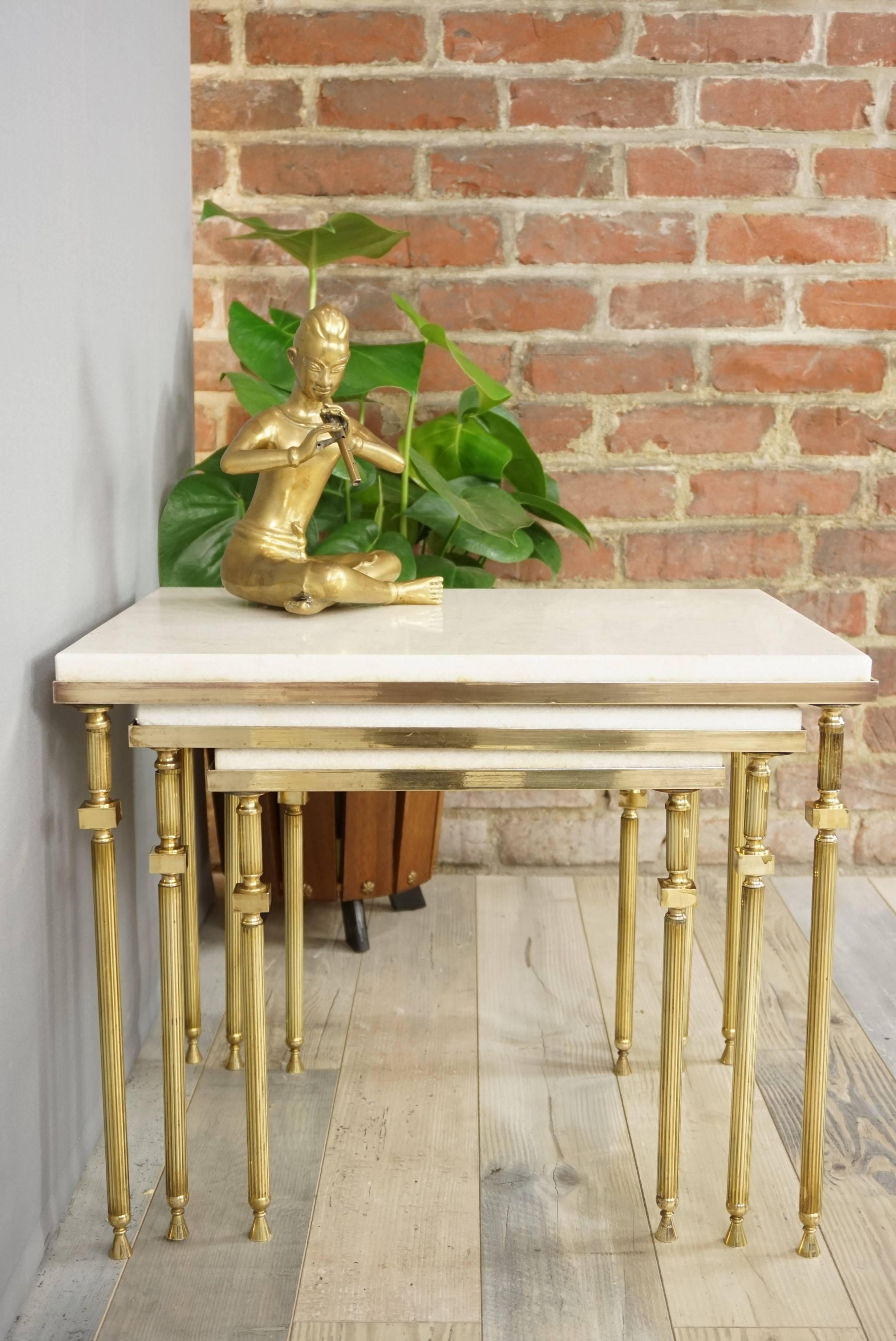 Ensemble de tables gigognes en laiton et marbre blanc de design français en vente 9