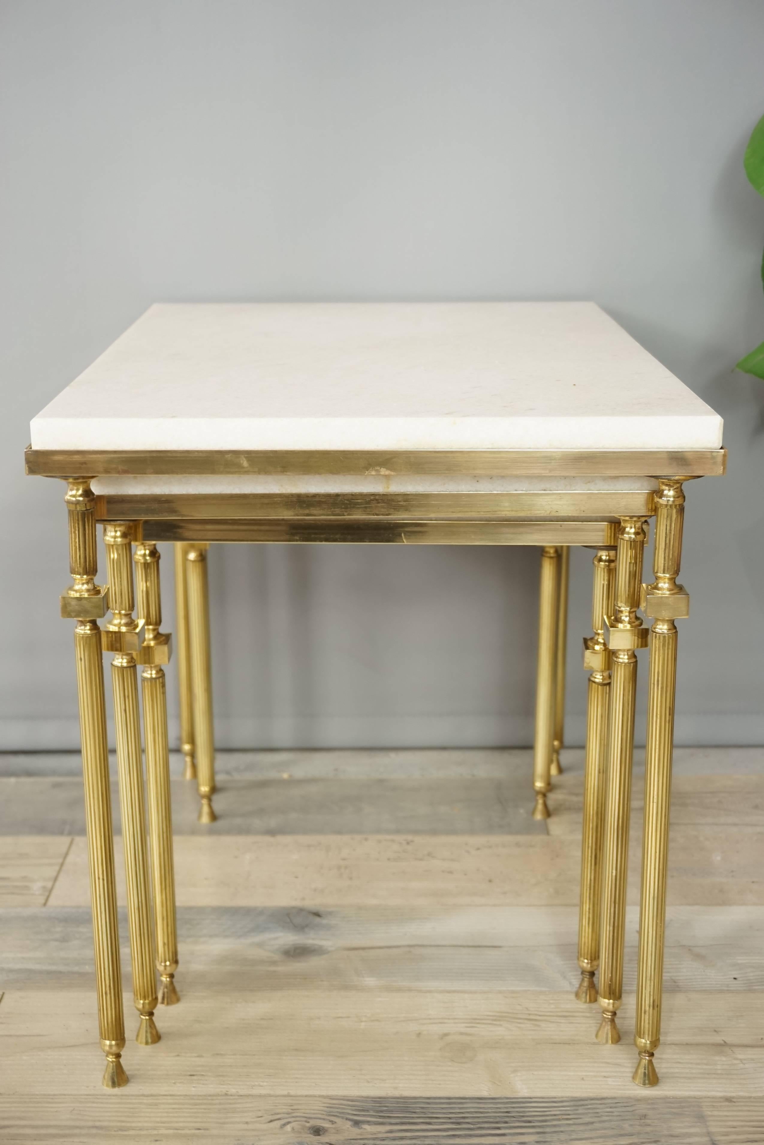 Ensemble de tables gigognes en laiton et marbre blanc de design français en vente 11