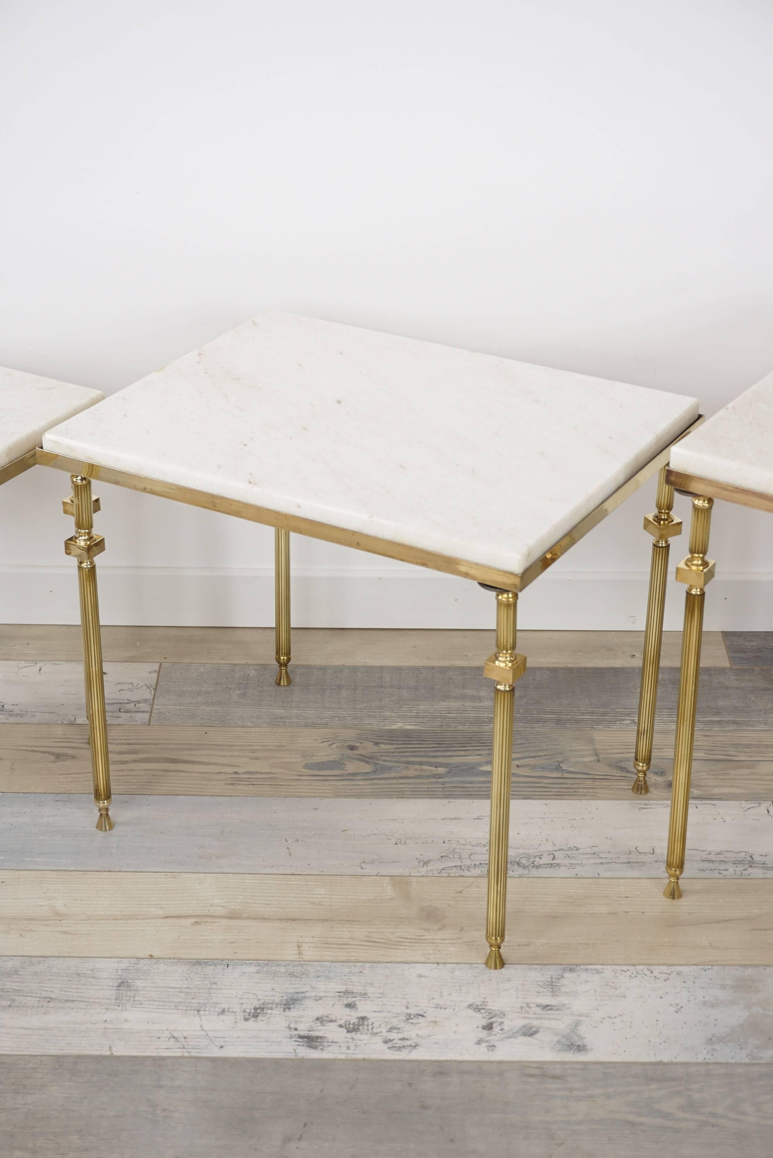 Set aus verschachtelten Tischen aus Messing und weißem Marmor im französischen Design (Hollywood Regency) im Angebot
