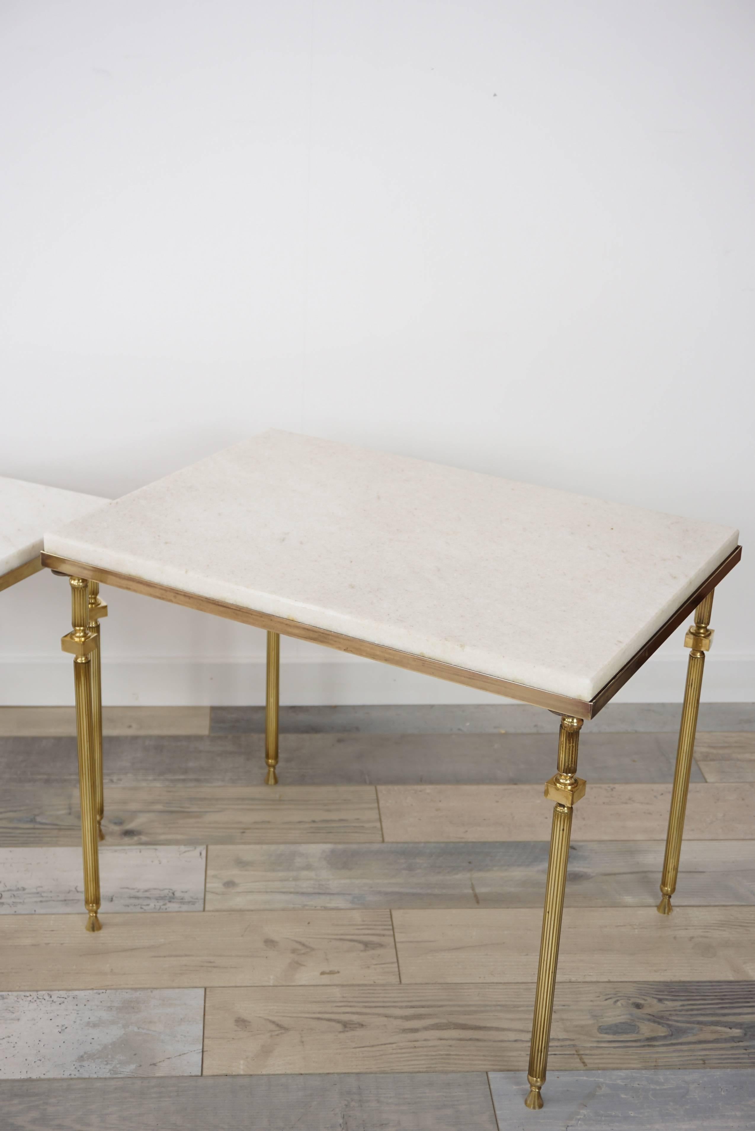 Français Ensemble de tables gigognes en laiton et marbre blanc de design français en vente