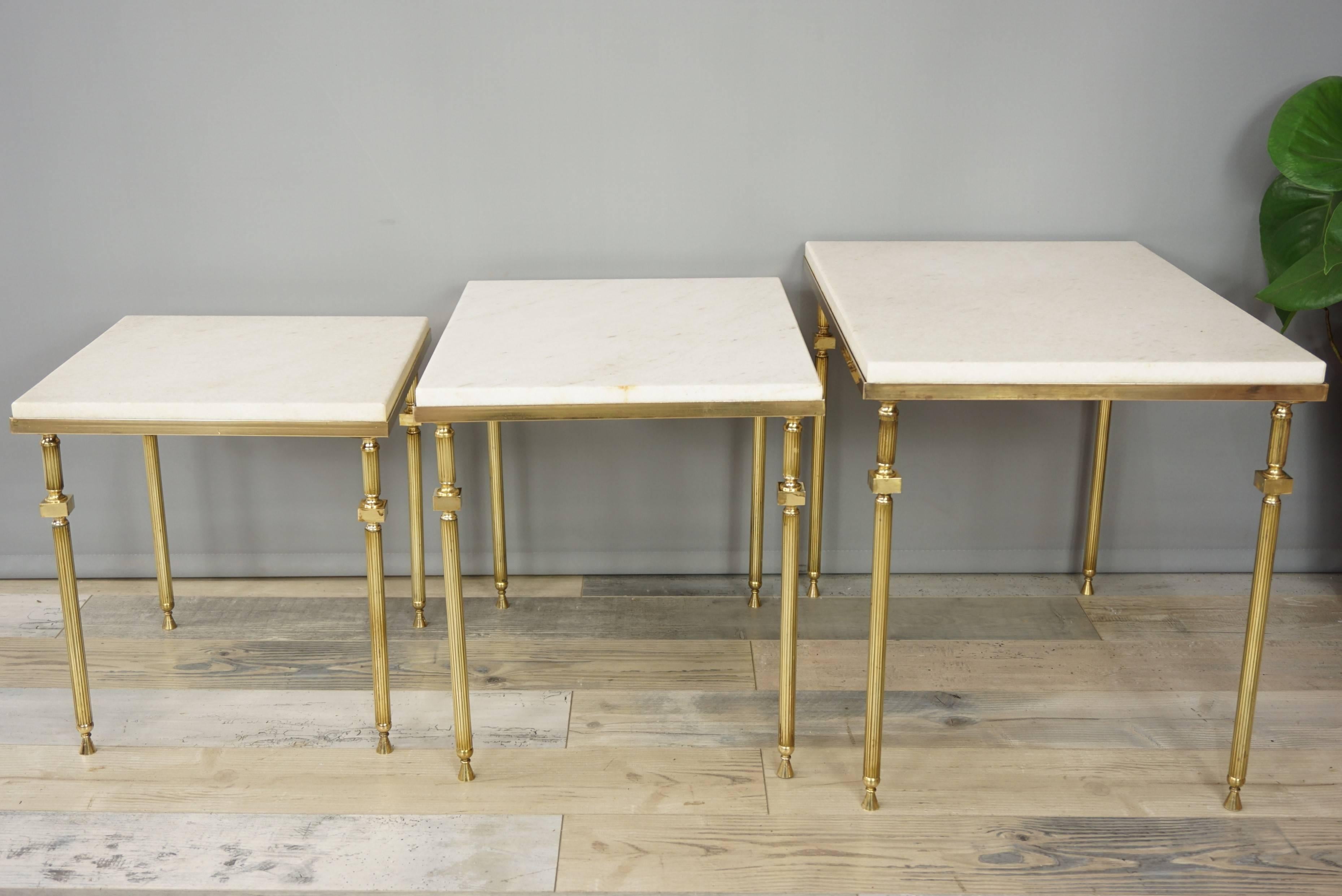 Set aus verschachtelten Tischen aus Messing und weißem Marmor im französischen Design im Zustand „Hervorragend“ im Angebot in Tourcoing, FR