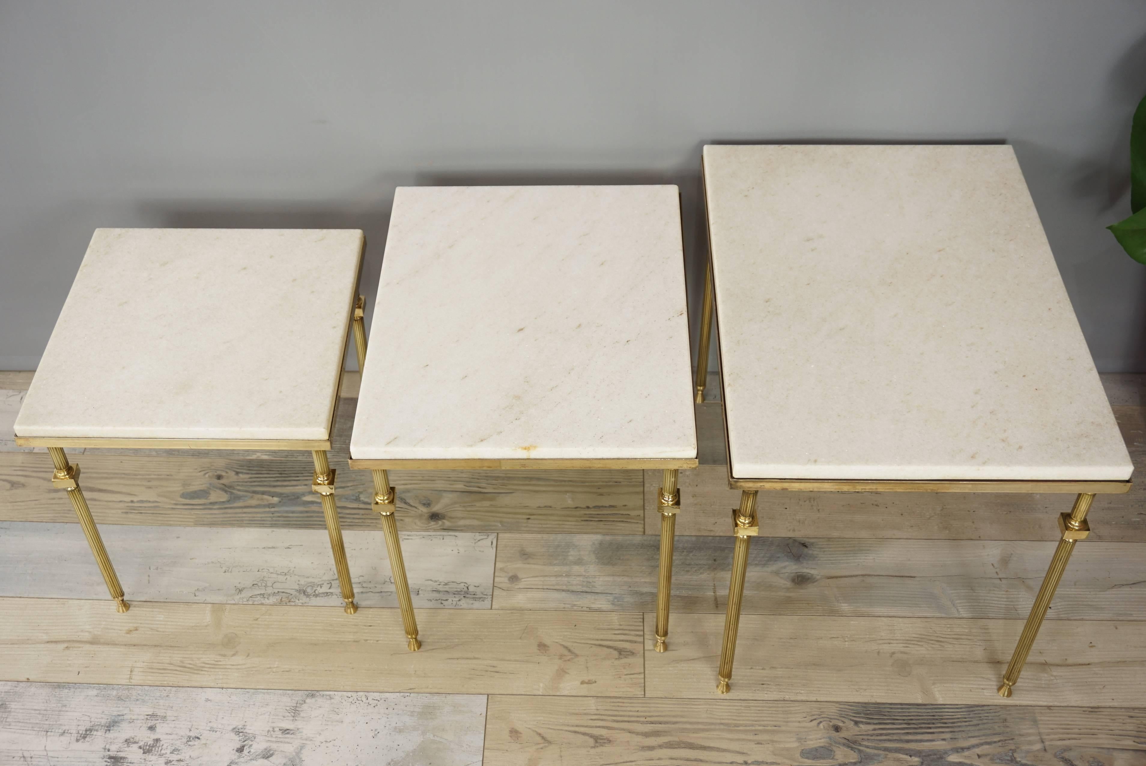 20ième siècle Ensemble de tables gigognes en laiton et marbre blanc de design français en vente
