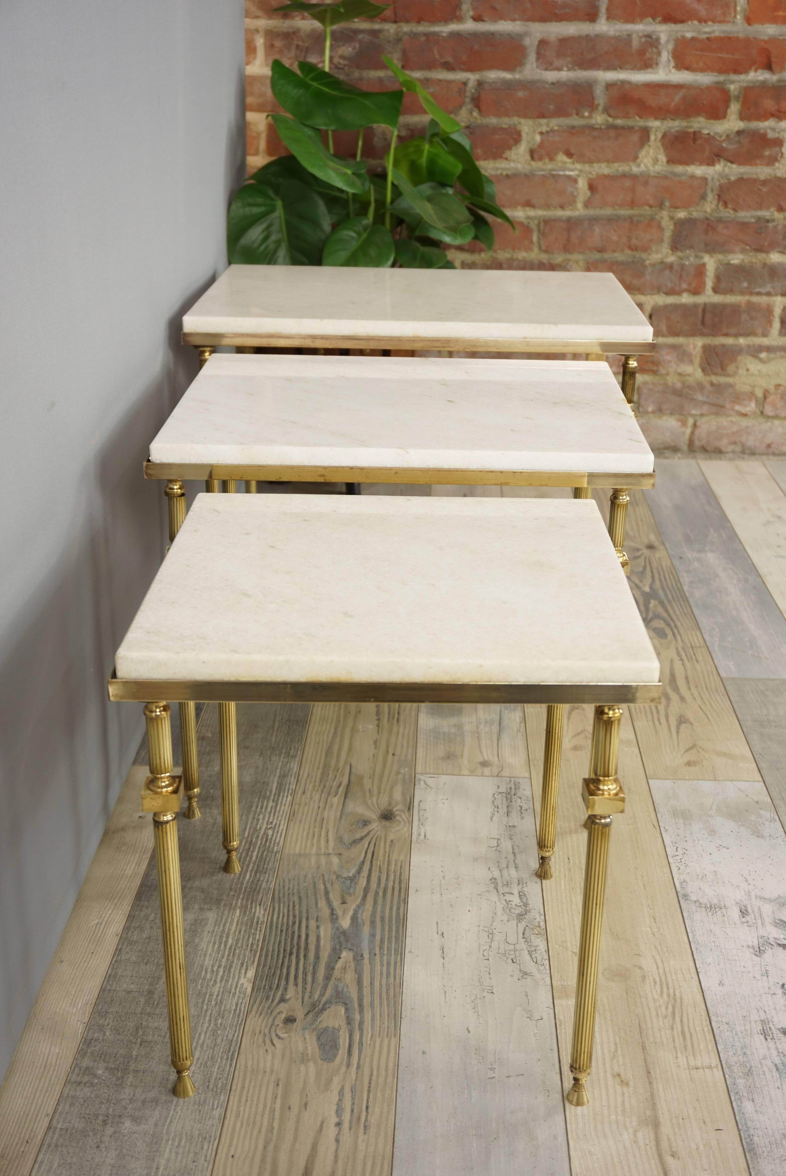 Set aus verschachtelten Tischen aus Messing und weißem Marmor im französischen Design im Angebot 1