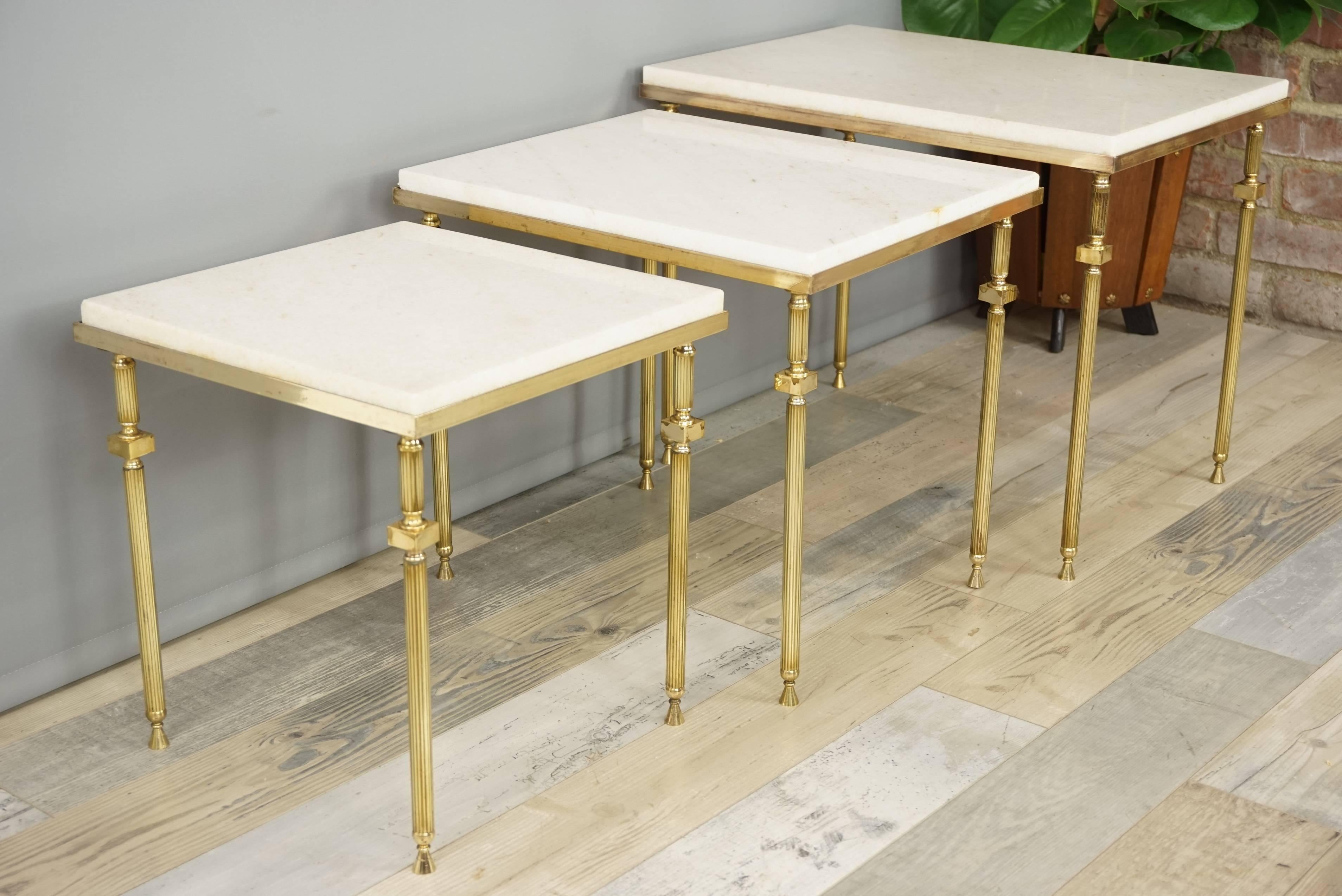 Set aus verschachtelten Tischen aus Messing und weißem Marmor im französischen Design im Angebot 3