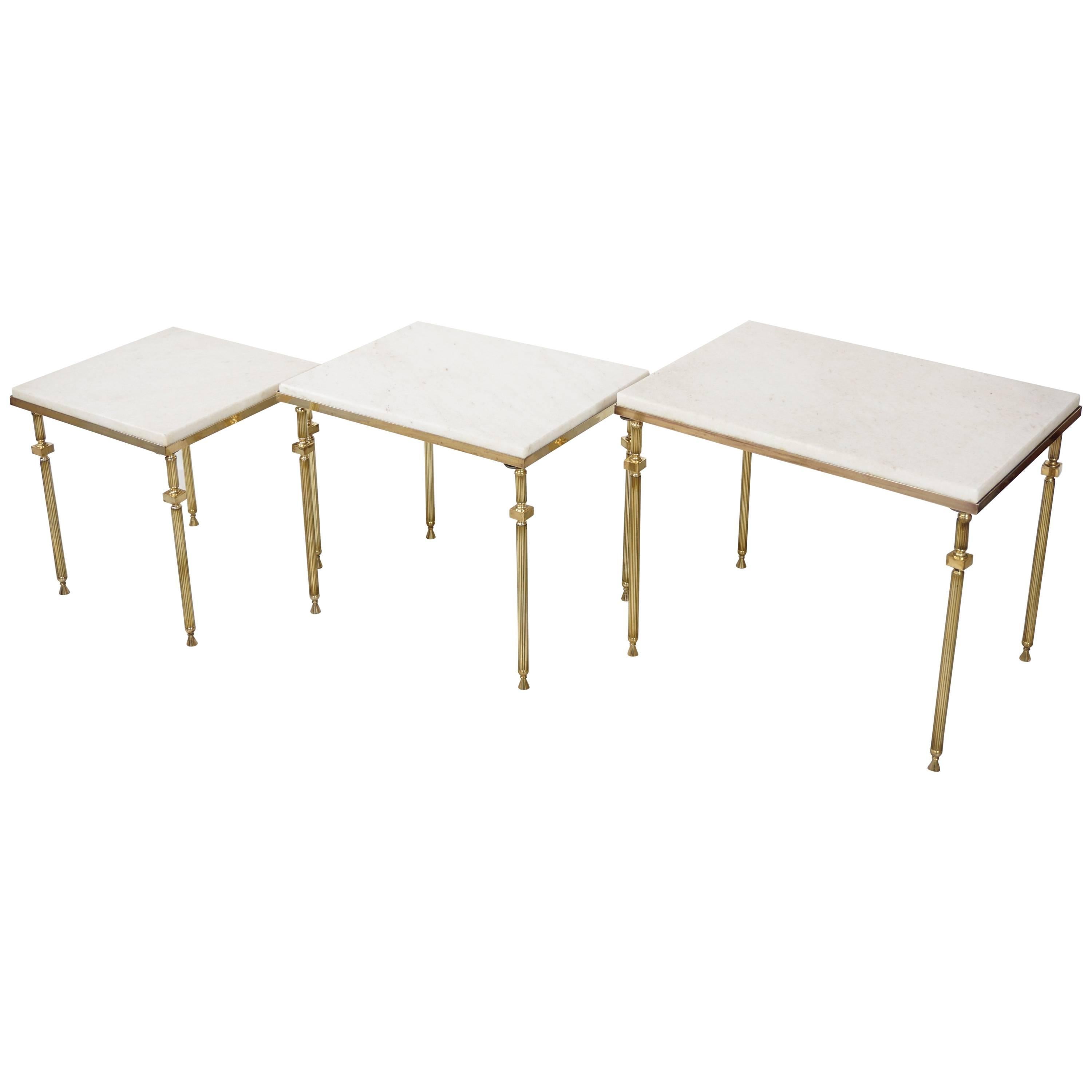 Ensemble de tables gigognes en laiton et marbre blanc de design français en vente