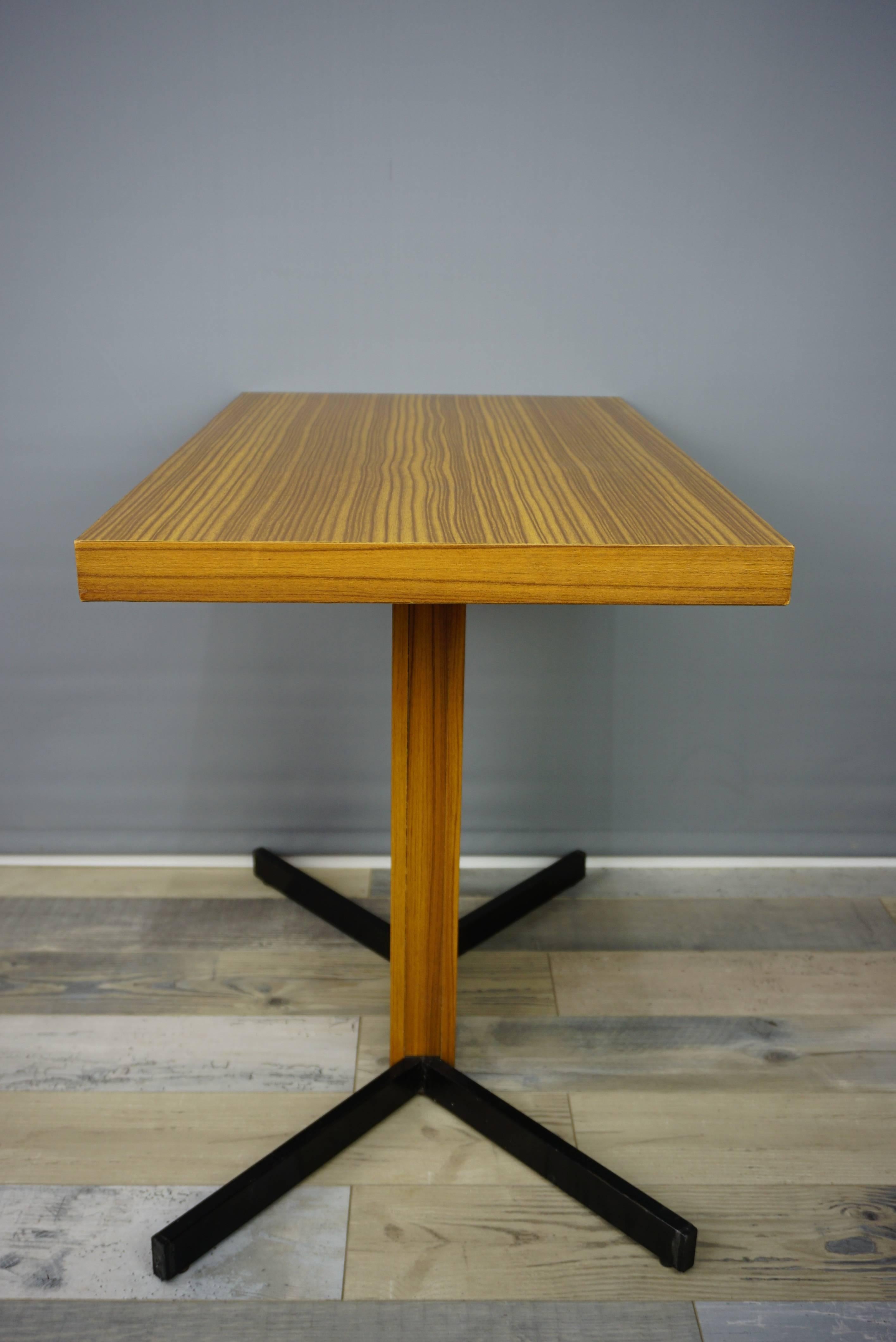 Table pivotante au design français de Pierre Guariche, modèle de télévision pour Meurop Bon état - En vente à Tourcoing, FR