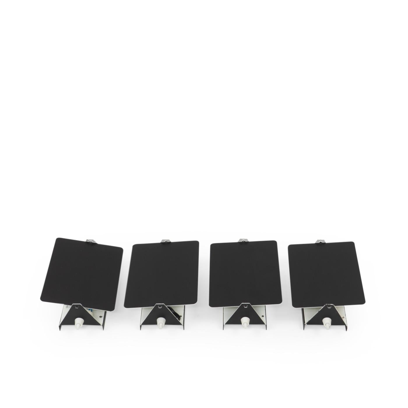 Appliques CP1 de Charlotte Perriand pour Steph Simon. Rare ensemble de quatre pièces assorties.

Ces lampes datent du début des années 1960 et ont été conçues à l'origine pour être utilisées dans la station de ski des Arcs. Elles sont dotées d'un