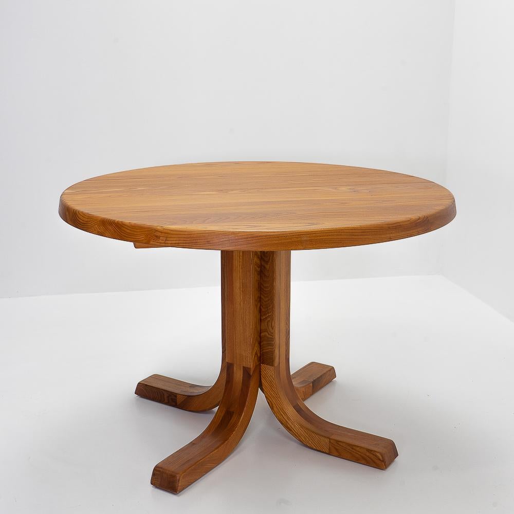 Beautiful round T40 dining table designed by Pierre Chapo. As with all furniture by Chapo, this piece shows excellent craftmanship, is constructed in solid wood and was made to last. 

Made in French Elm, nowadays very difficult to source due to