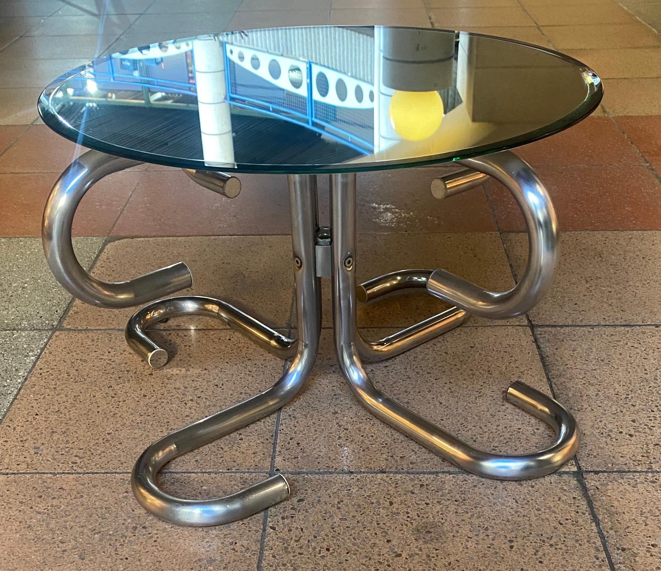 French design 
Coffee table / end of sofa 
Stainless steel/ mirrored glass 
Circa 1950
Diam 52 x h 35 cms
Very good condition 
490 euros