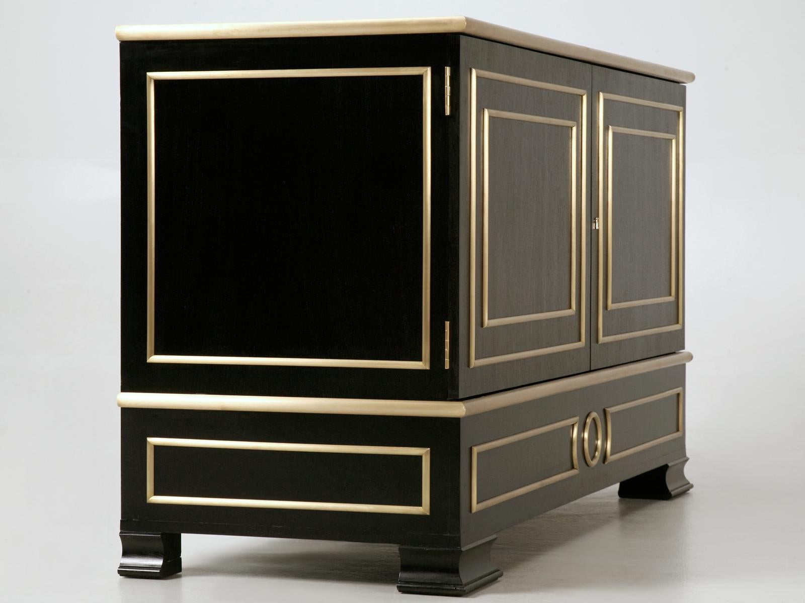 Il buffet di nuova costruzione è stato realizzato qui nel nostro laboratorio Old Plank Workshop. Il buffet è stato realizzato a mano e costruito in mogano, con finiture in bronzo massiccio. Il colore è stato ottenuto utilizzando un processo di