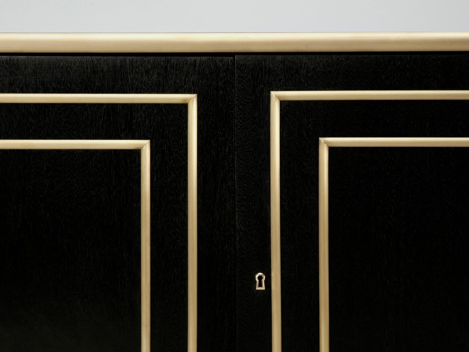 Buffet in mogano con inserti in bronzo massiccio Disponibile in qualsiasi dimensione di finitura In condizioni Nuovo in vendita a Chicago, IL