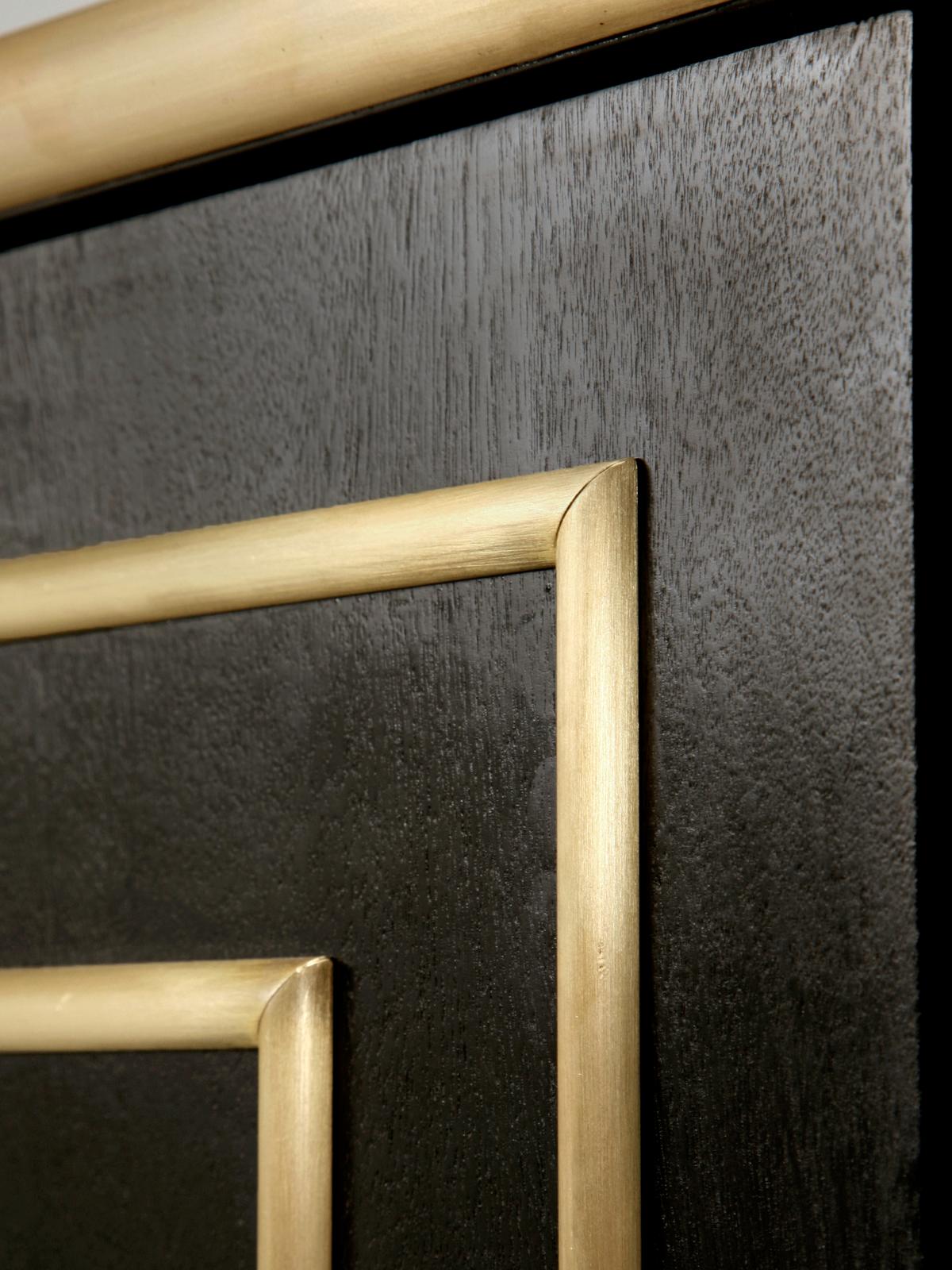 XXI secolo e contemporaneo Buffet in mogano con inserti in bronzo massiccio Disponibile in qualsiasi dimensione di finitura in vendita