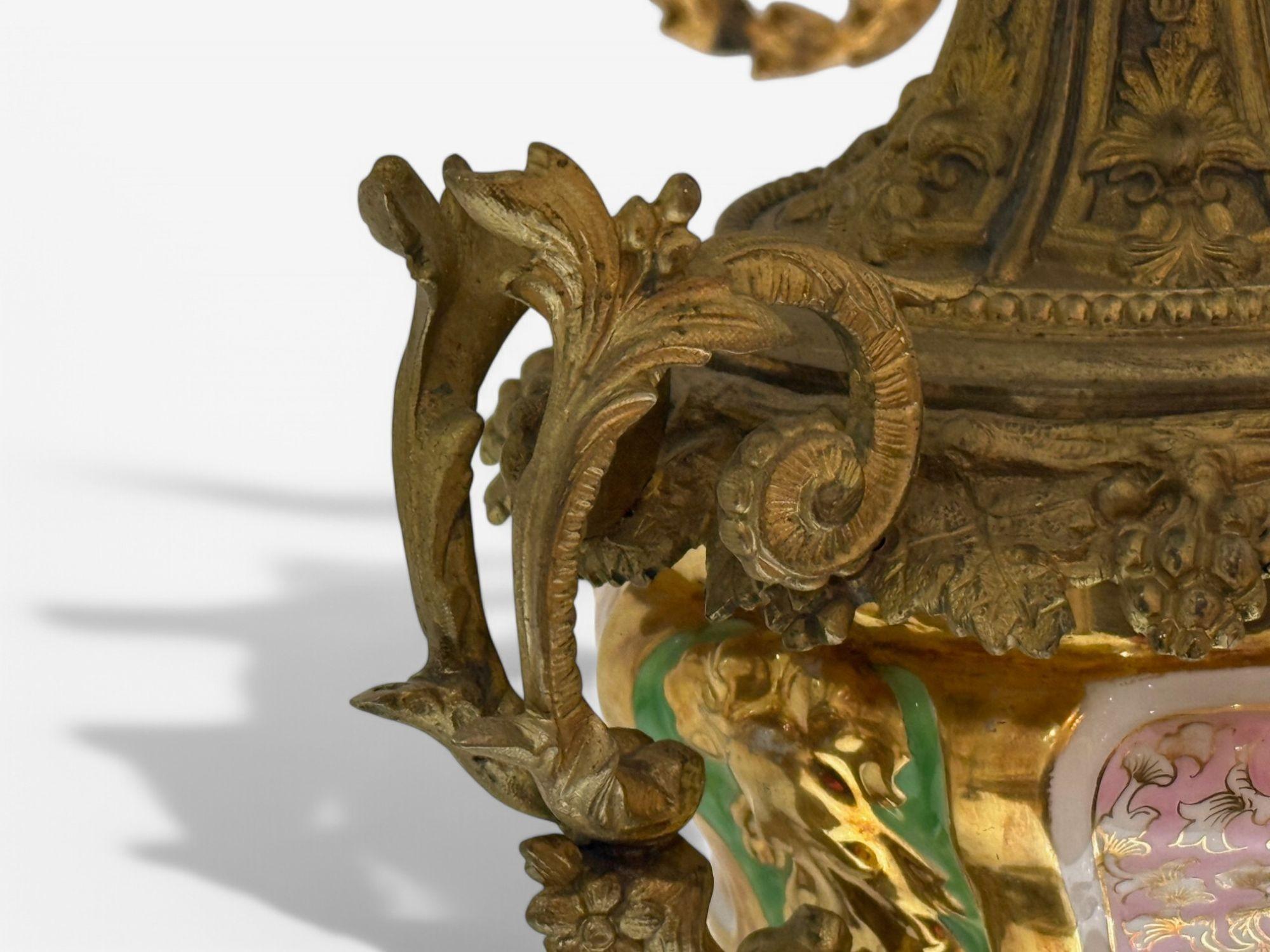 Französische Design, vergoldete Bronze, Porzellan, verschnörkelte Tischlampe, Frankreich, 19. Jahrhundert. im Angebot 6