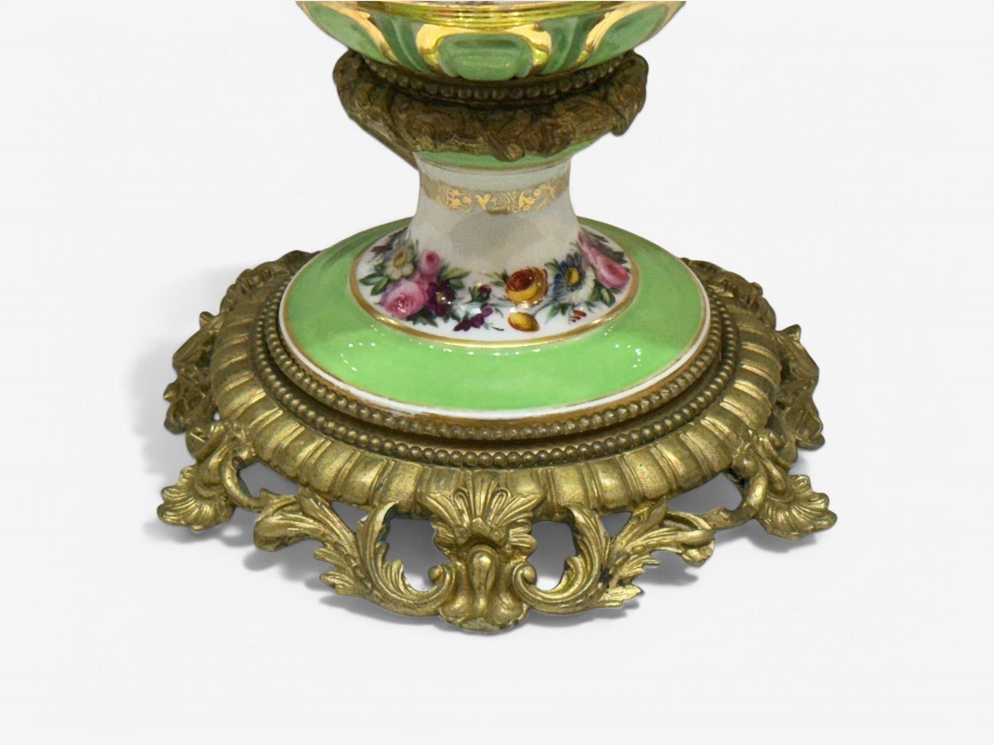 Französische Design, vergoldete Bronze, Porzellan, verschnörkelte Tischlampe, Frankreich, 19. Jahrhundert. im Angebot 7