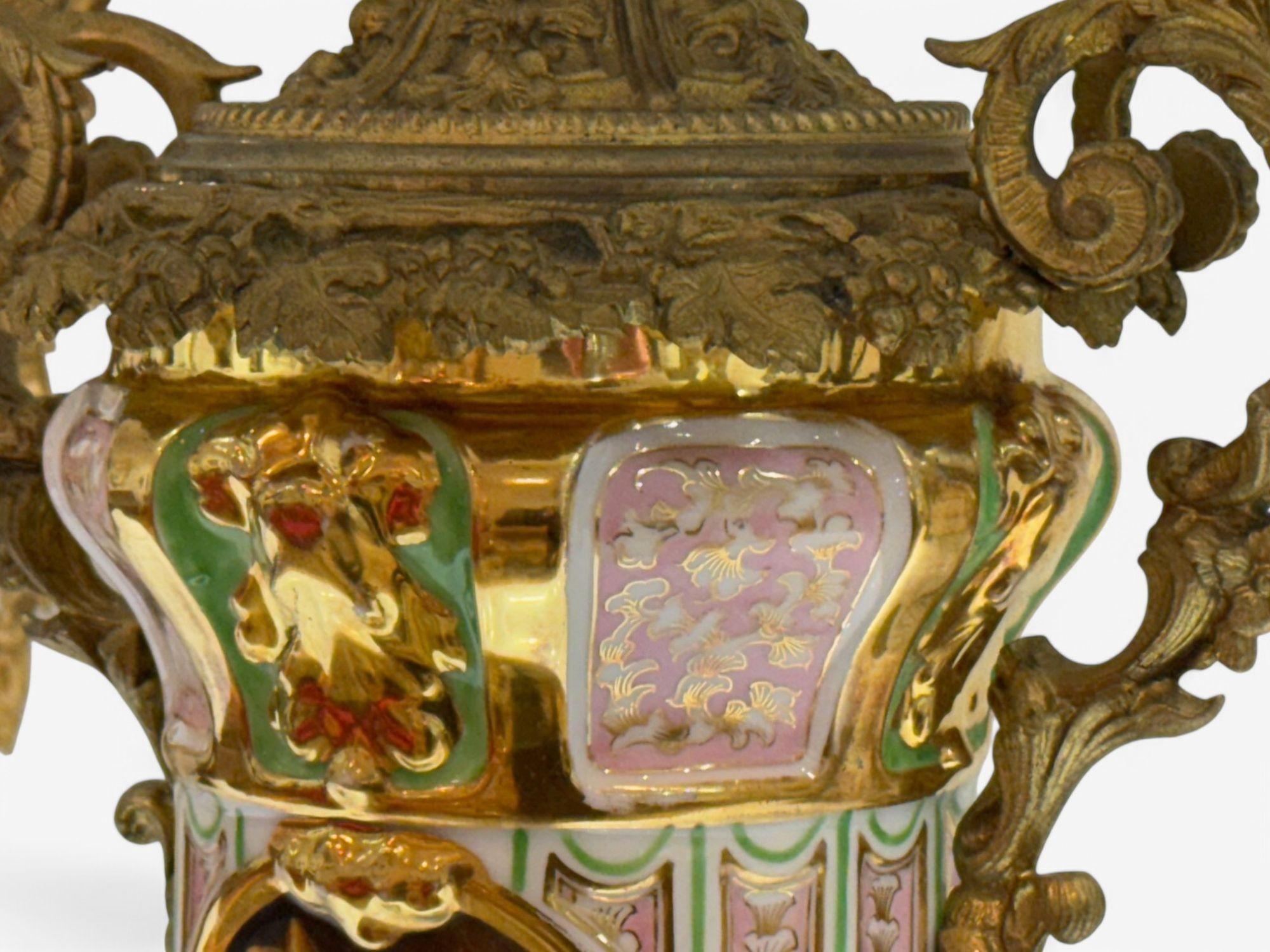 Französische Design, vergoldete Bronze, Porzellan, verschnörkelte Tischlampe, Frankreich, 19. Jahrhundert. im Angebot 8