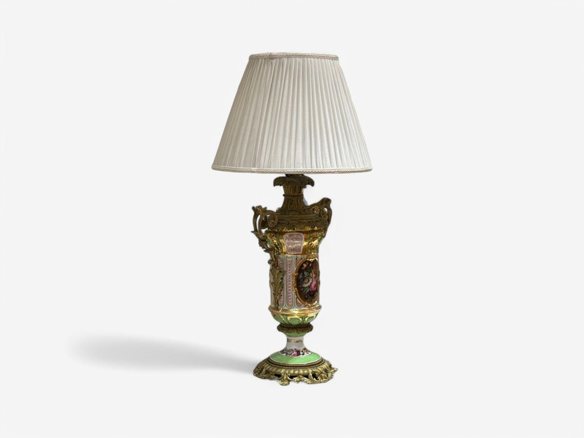 Französische Design, vergoldete Bronze, Porzellan, verschnörkelte Tischlampe, Frankreich, 19. Jahrhundert.

Diese elegante Gaslaterne aus dem 19. Jahrhundert zeichnet sich durch exquisite vergoldete Bronzebeschläge und lebendige, handgemalte
