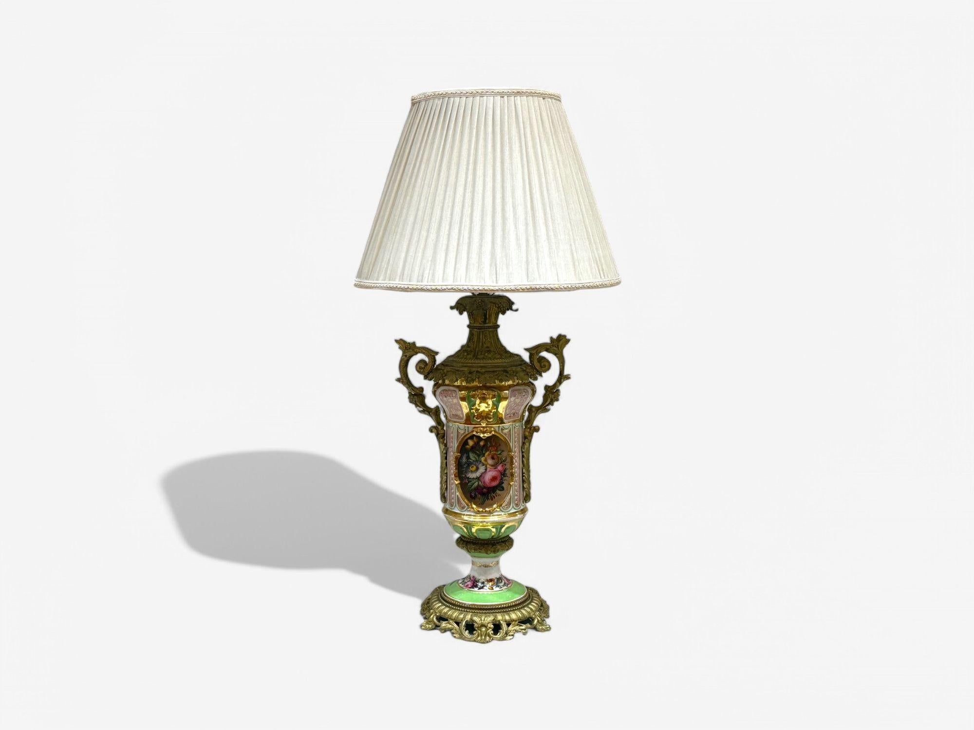 Französische Design, vergoldete Bronze, Porzellan, verschnörkelte Tischlampe, Frankreich, 19. Jahrhundert. im Zustand „Gut“ im Angebot in Manhasset, NY