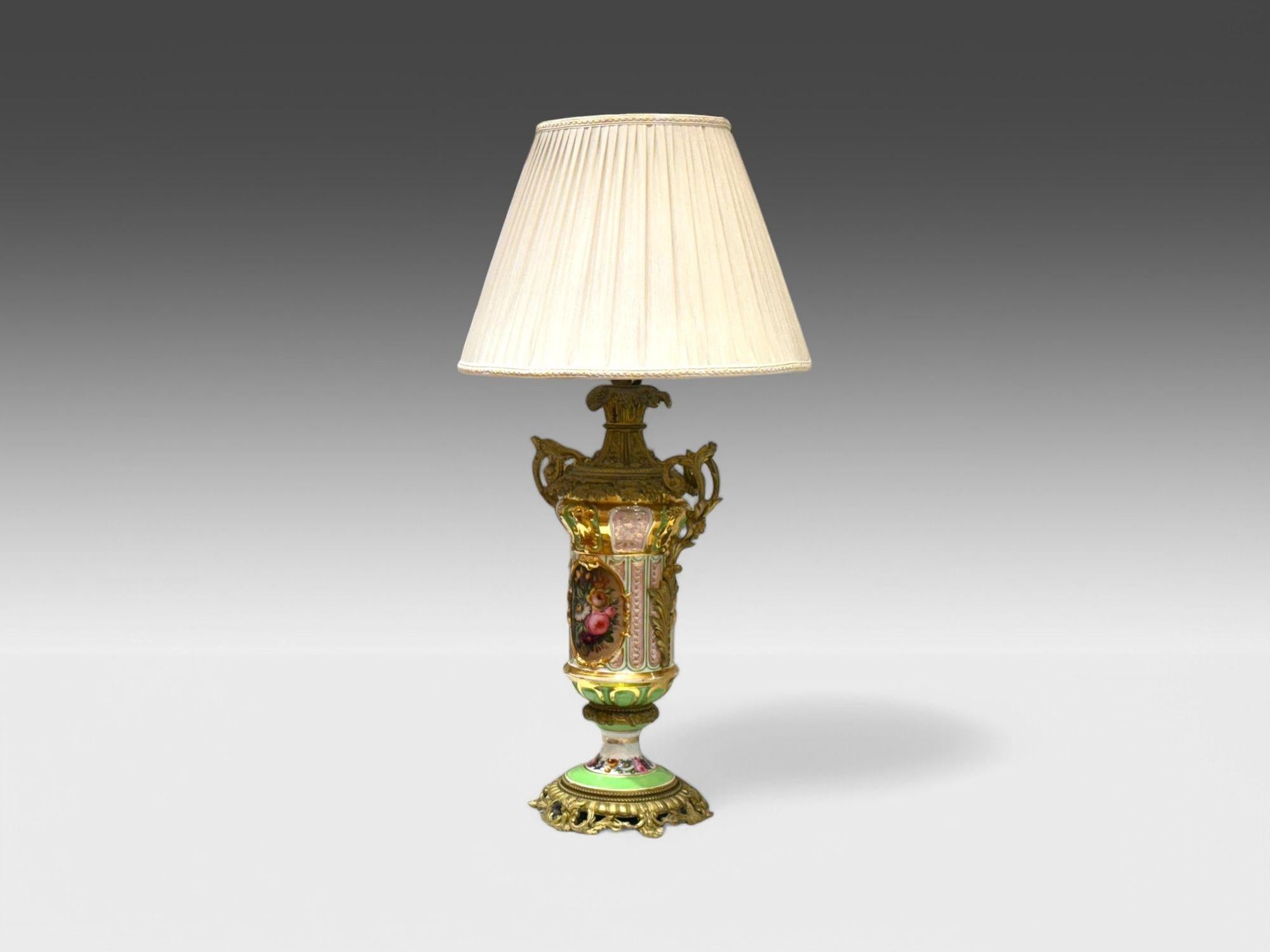 Französische Design, vergoldete Bronze, Porzellan, verschnörkelte Tischlampe, Frankreich, 19. Jahrhundert. (Ende des 20. Jahrhunderts) im Angebot