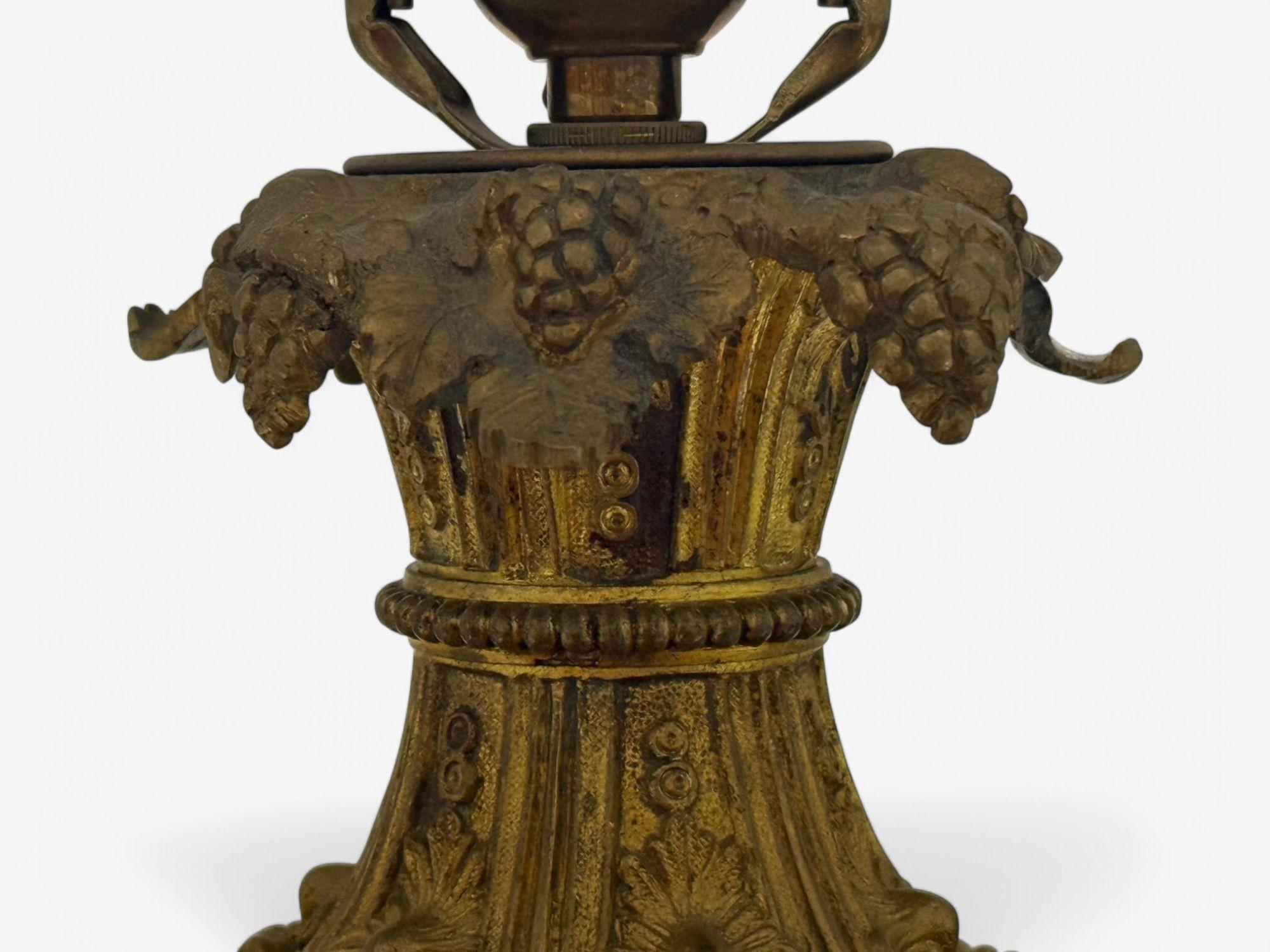 Französische Design, vergoldete Bronze, Porzellan, verschnörkelte Tischlampe, Frankreich, 19. Jahrhundert. im Angebot 1