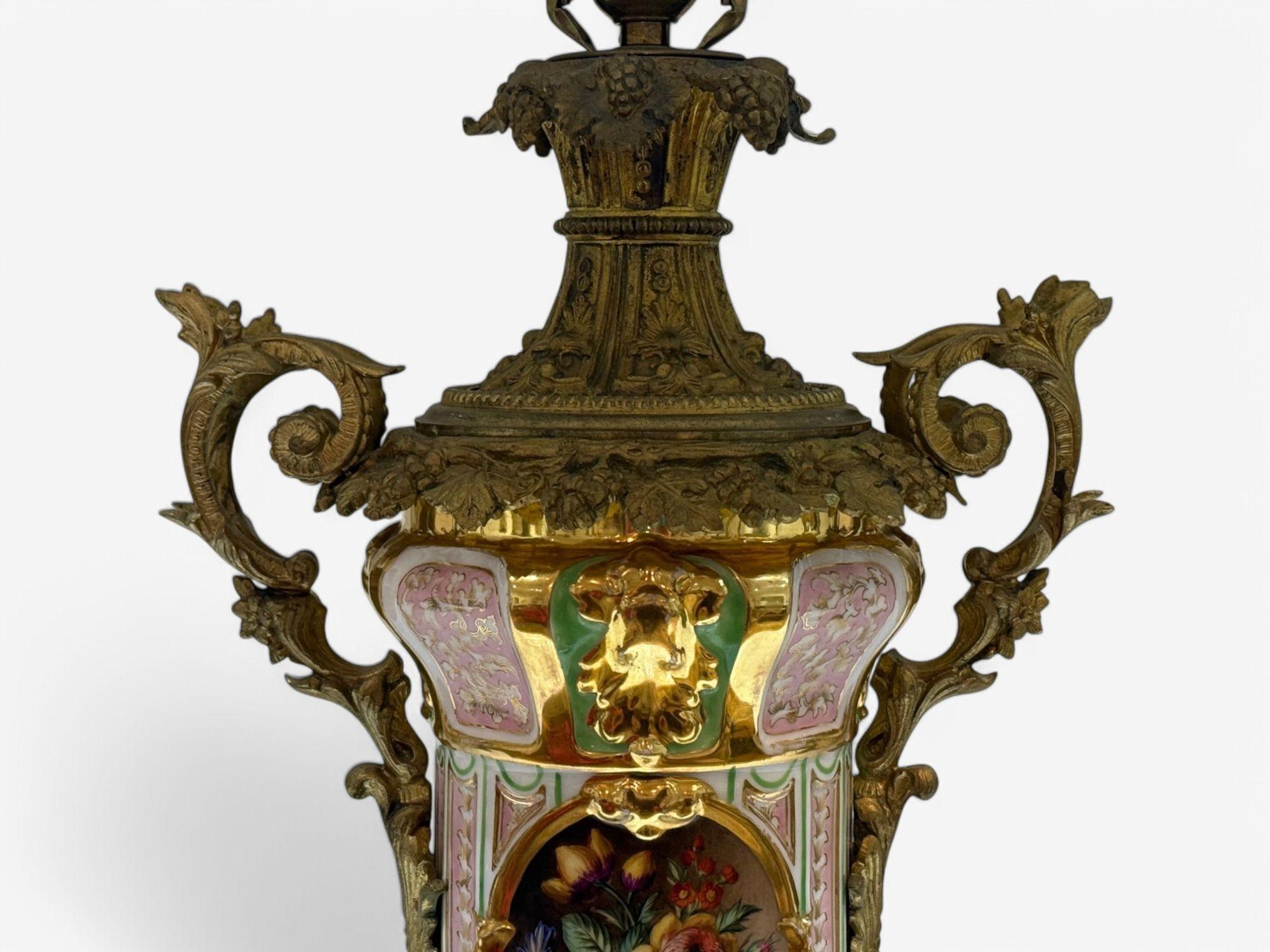Französische Design, vergoldete Bronze, Porzellan, verschnörkelte Tischlampe, Frankreich, 19. Jahrhundert. im Angebot 2