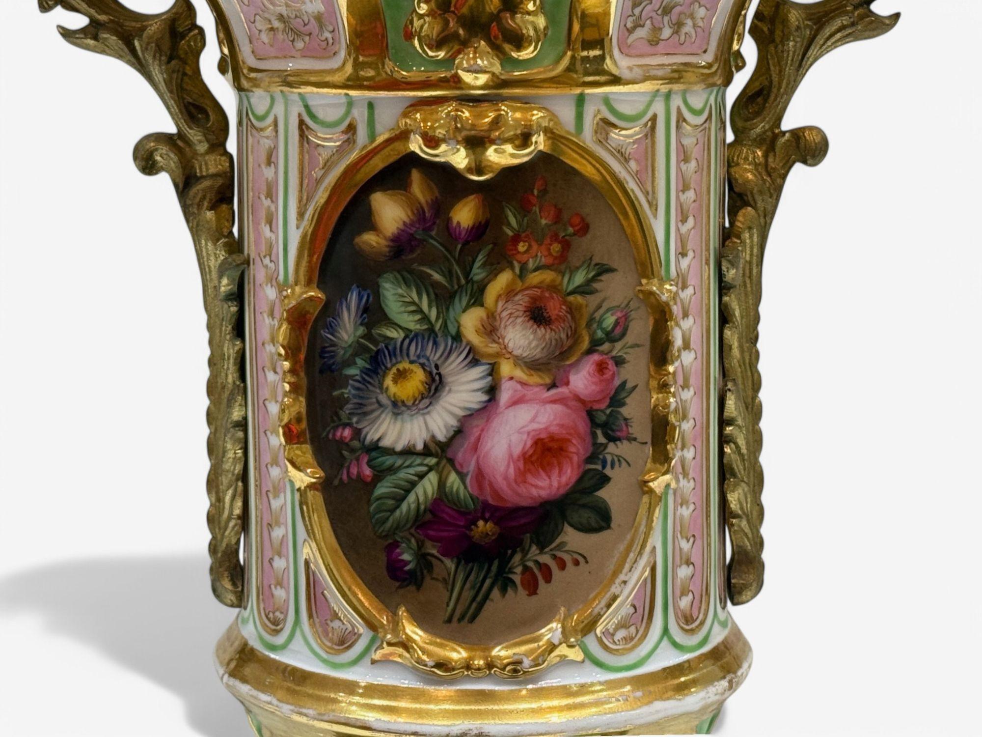 Französische Design, vergoldete Bronze, Porzellan, verschnörkelte Tischlampe, Frankreich, 19. Jahrhundert. im Angebot 3