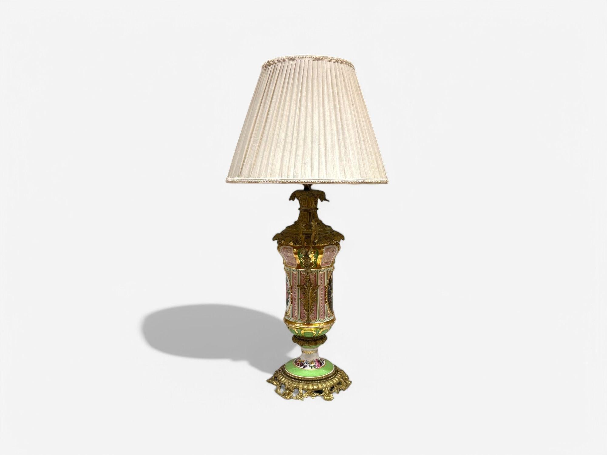 Französische Design, vergoldete Bronze, Porzellan, verschnörkelte Tischlampe, Frankreich, 19. Jahrhundert. im Angebot 4