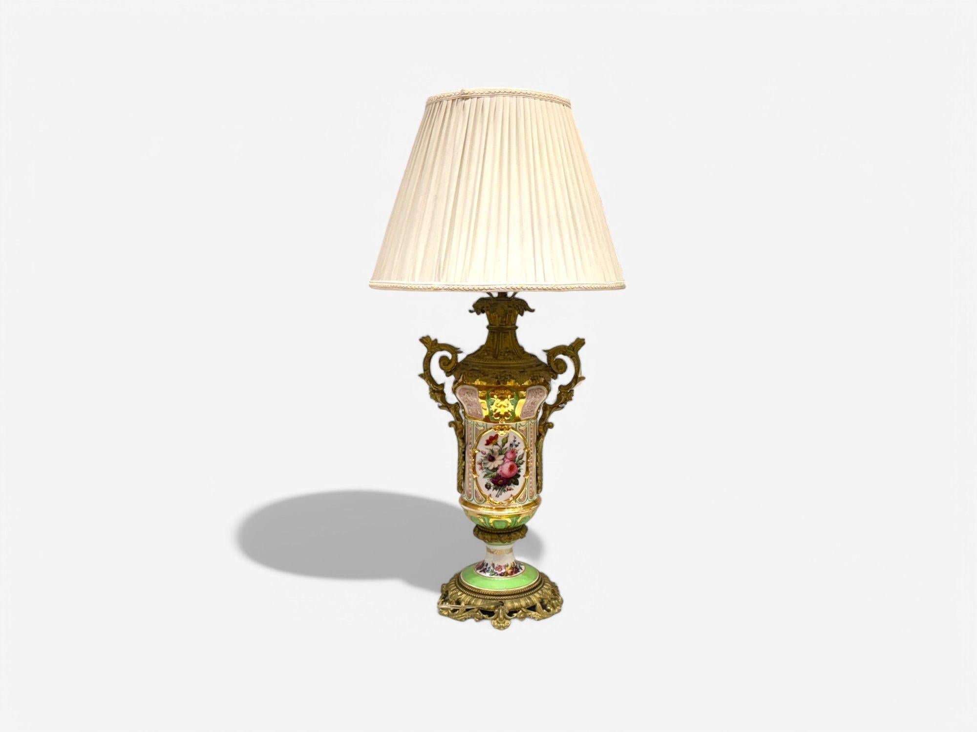 Französische Design, vergoldete Bronze, Porzellan, verschnörkelte Tischlampe, Frankreich, 19. Jahrhundert. im Angebot 5